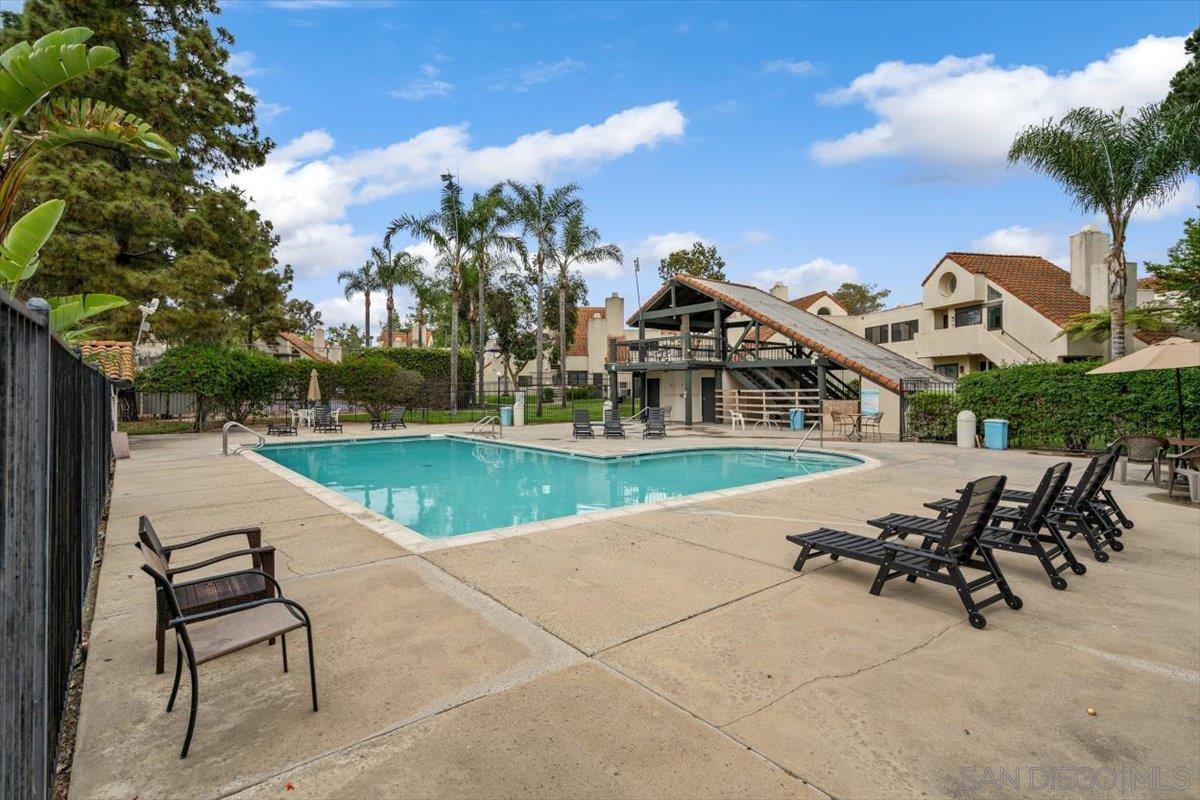 Detail Gallery Image 38 of 49 For 345 N Melrose Dr  #C,  Vista,  CA 92083 - 3 Beds | 2 Baths