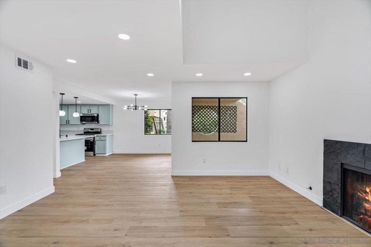 Detail Gallery Image 7 of 49 For 345 N Melrose Dr  #C,  Vista,  CA 92083 - 3 Beds | 2 Baths