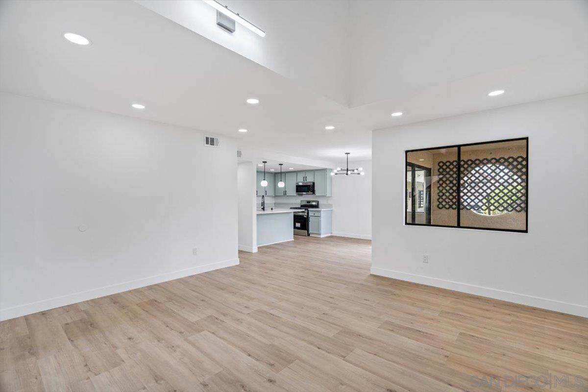 Detail Gallery Image 8 of 49 For 345 N Melrose Dr  #C,  Vista,  CA 92083 - 3 Beds | 2 Baths