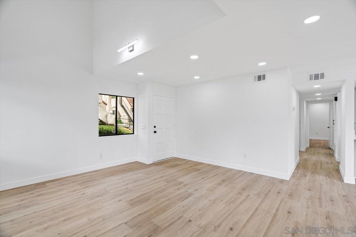 Detail Gallery Image 9 of 49 For 345 N Melrose Dr  #C,  Vista,  CA 92083 - 3 Beds | 2 Baths