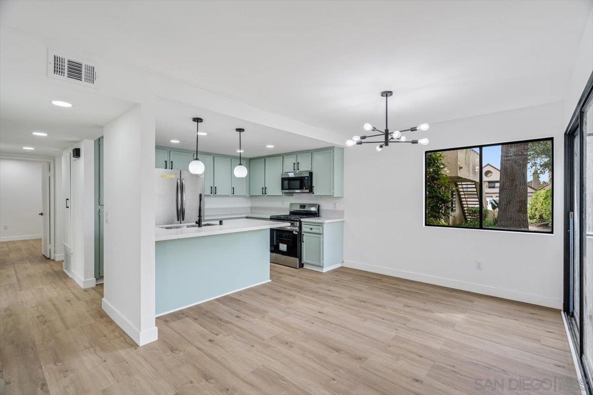 Detail Gallery Image 10 of 49 For 345 N Melrose Dr  #C,  Vista,  CA 92083 - 3 Beds | 2 Baths