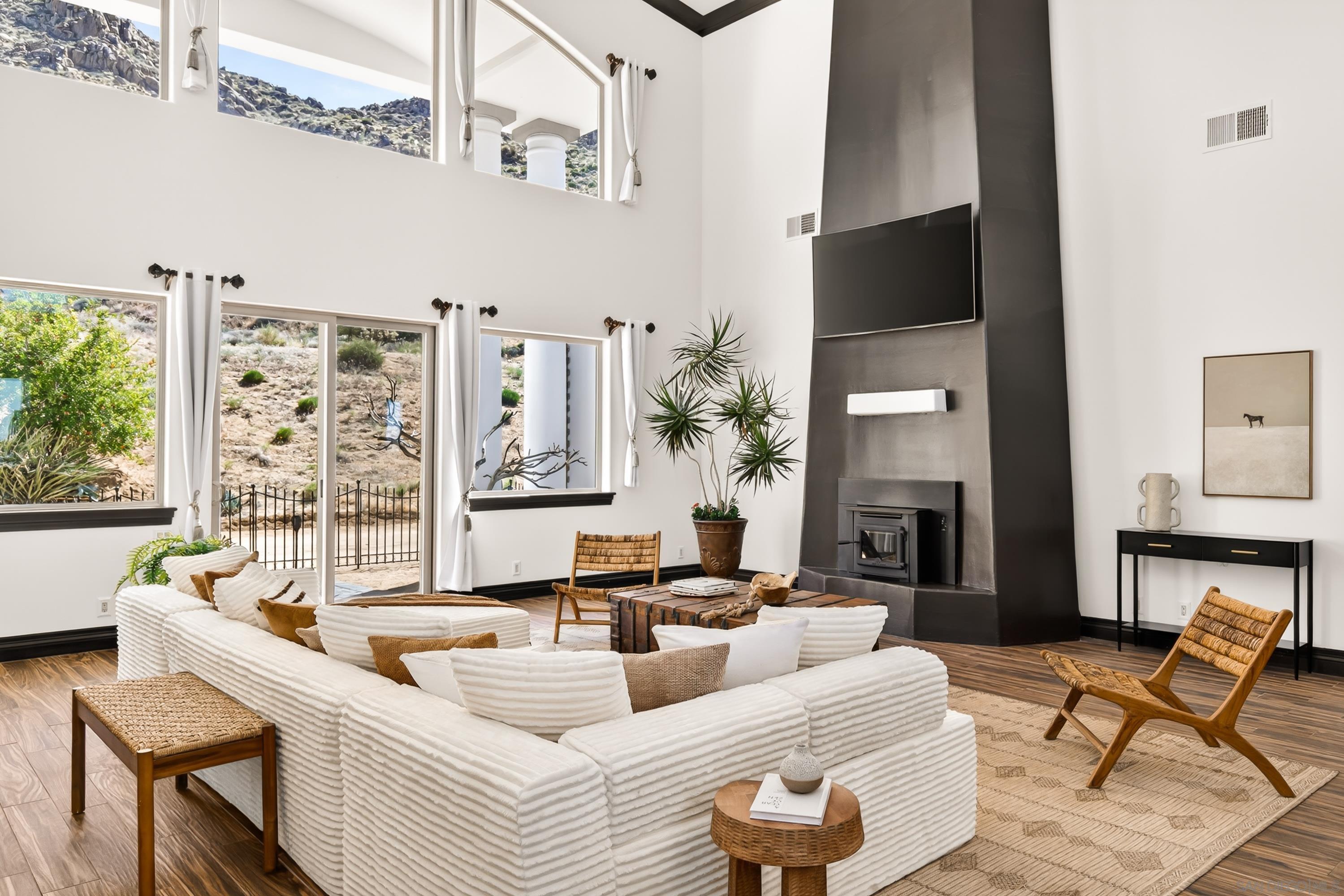 Detail Gallery Image 2 of 70 For 8022  Wesley Rd, Joshua Tree,  CA 92252 - 5 Beds | 4/1 Baths