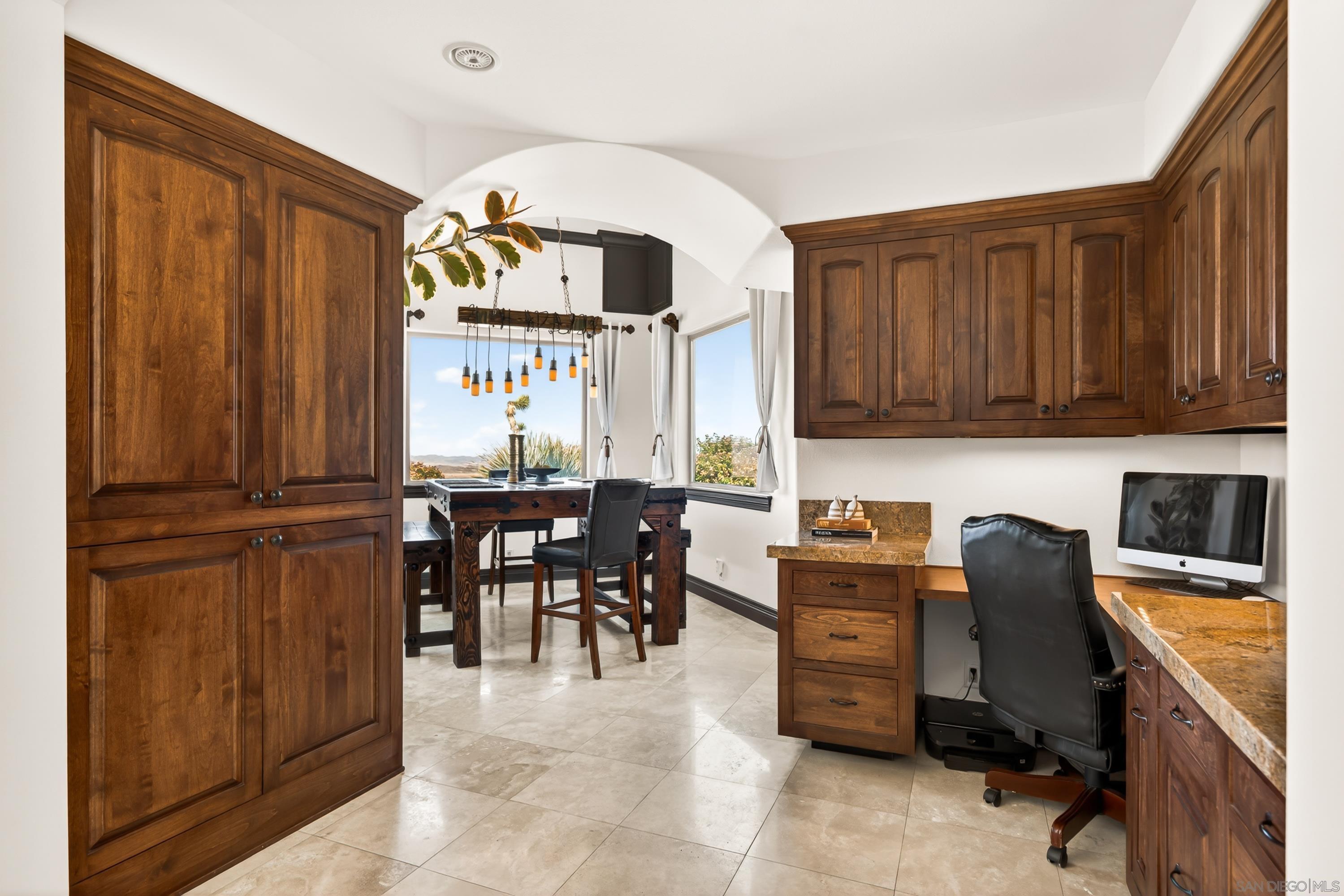 Detail Gallery Image 11 of 70 For 8022  Wesley Rd, Joshua Tree,  CA 92252 - 5 Beds | 4/1 Baths