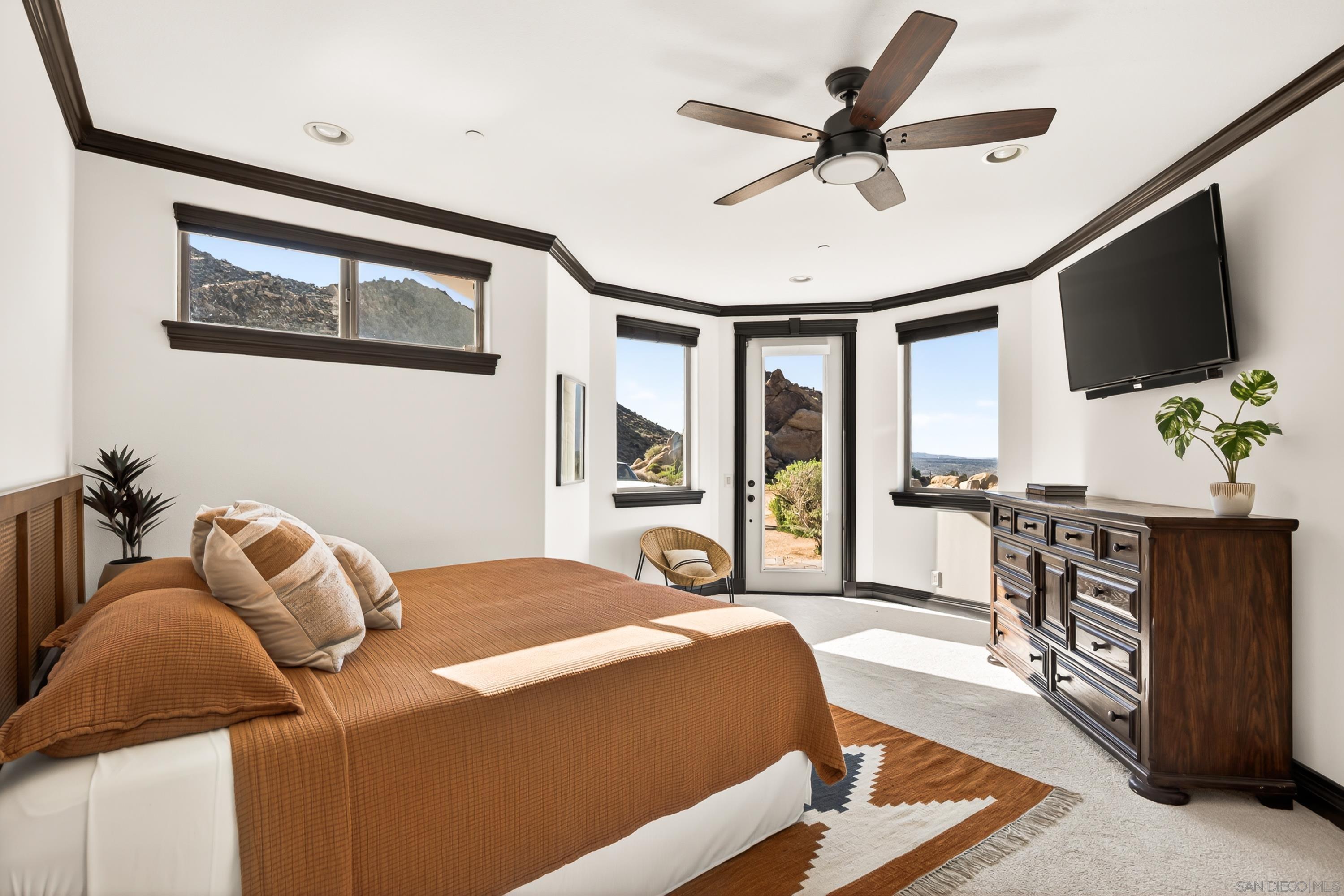 Detail Gallery Image 18 of 70 For 8022  Wesley Rd, Joshua Tree,  CA 92252 - 5 Beds | 4/1 Baths