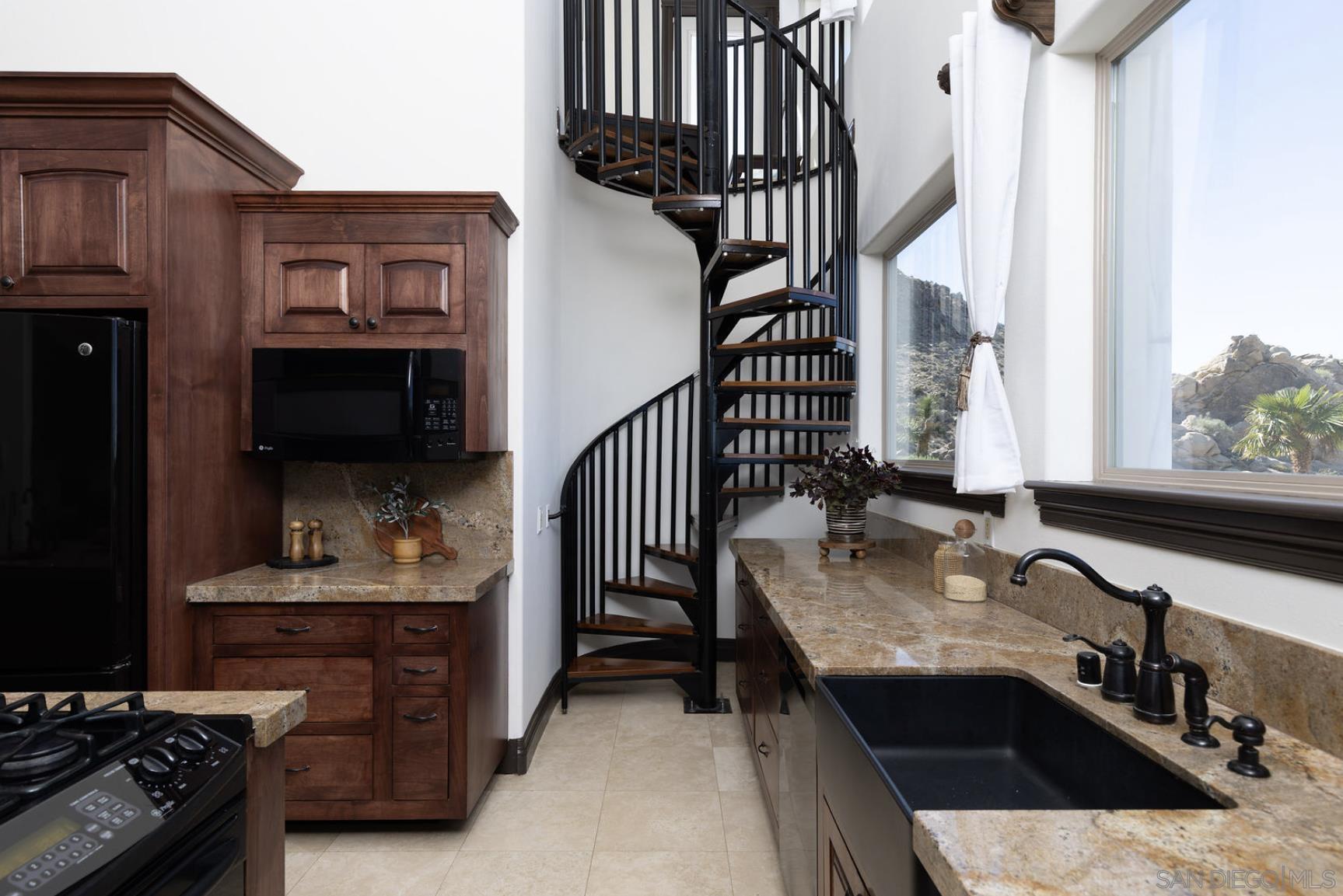 Detail Gallery Image 33 of 70 For 8022  Wesley Rd, Joshua Tree,  CA 92252 - 5 Beds | 4/1 Baths