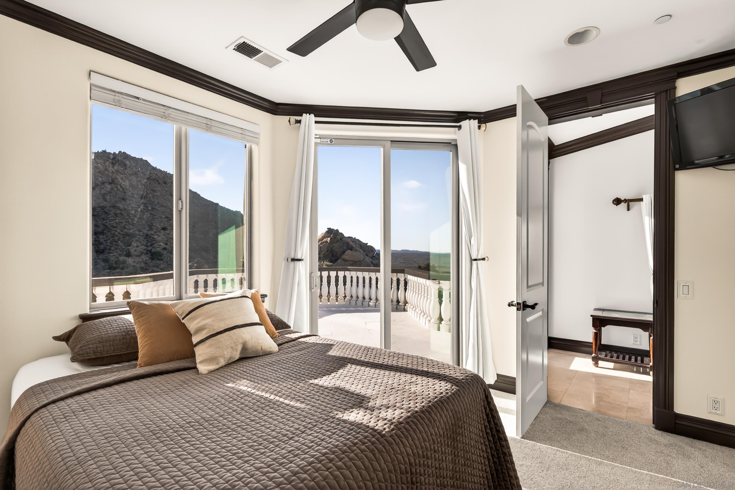 Detail Gallery Image 37 of 70 For 8022  Wesley Rd, Joshua Tree,  CA 92252 - 5 Beds | 4/1 Baths