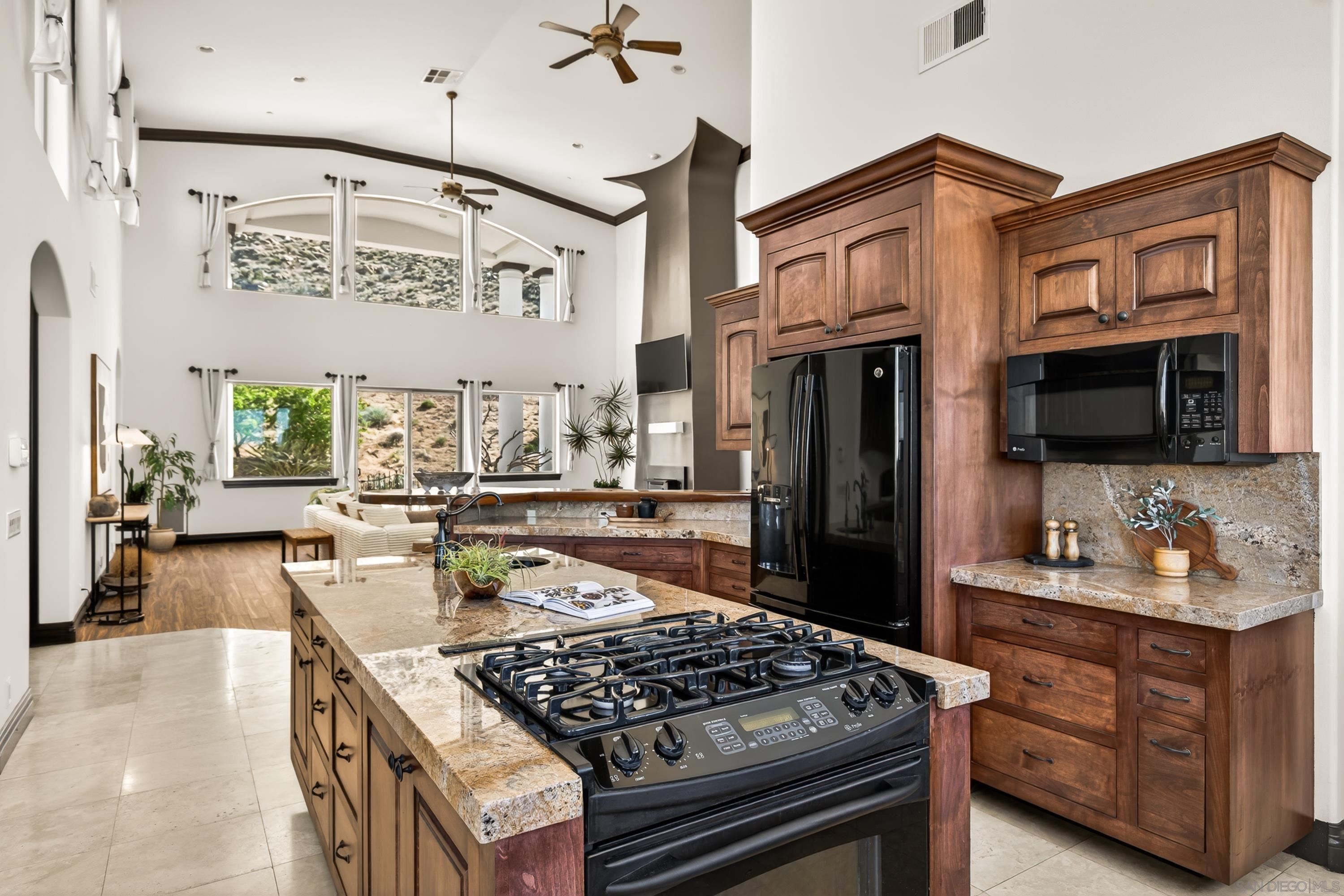 Detail Gallery Image 8 of 70 For 8022  Wesley Rd, Joshua Tree,  CA 92252 - 5 Beds | 4/1 Baths