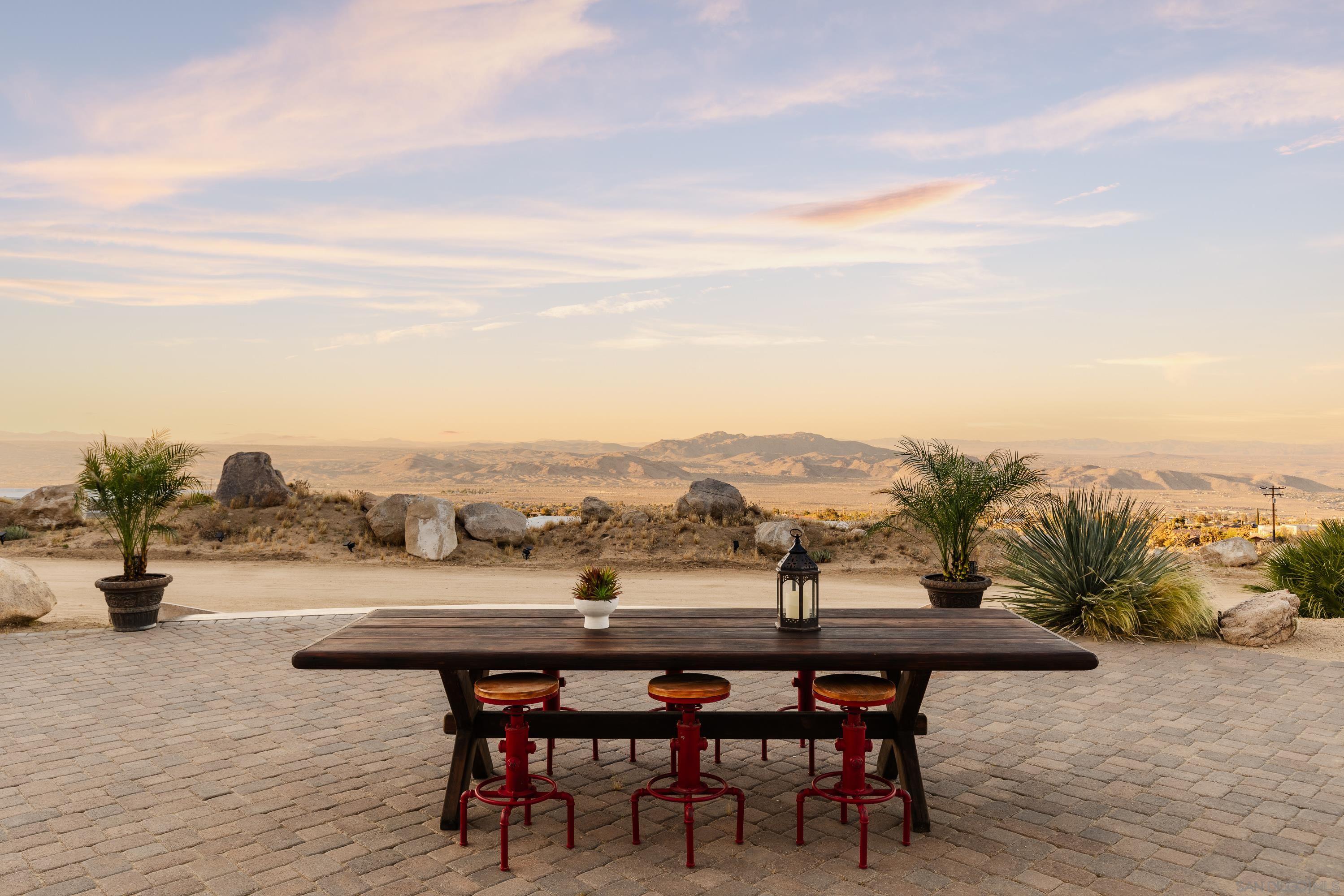 Detail Gallery Image 9 of 70 For 8022  Wesley Rd, Joshua Tree,  CA 92252 - 5 Beds | 4/1 Baths