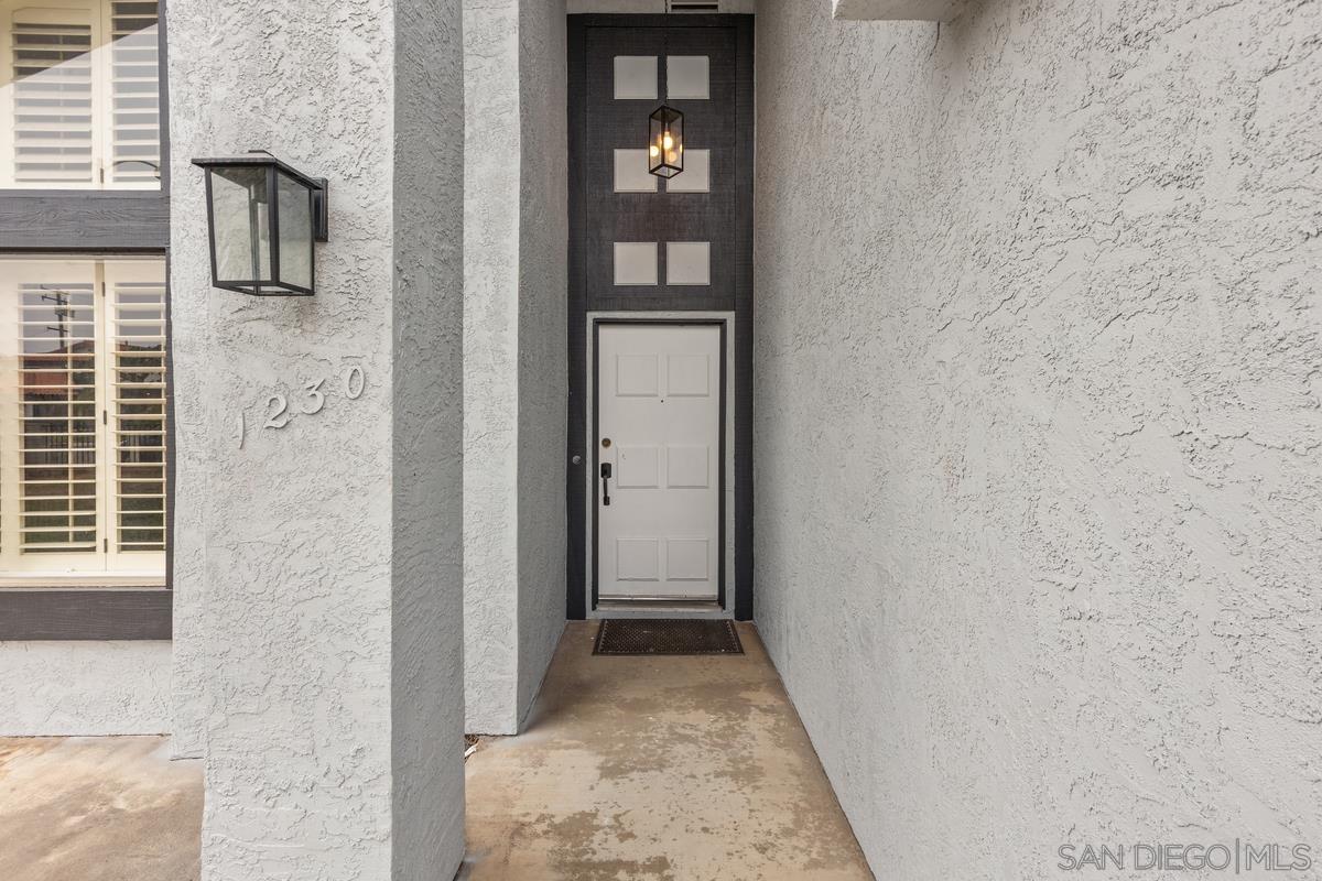 Detail Gallery Image 4 of 29 For 1230  East, Imperial Beach,  CA 91932 - 4 Beds | 3 Baths