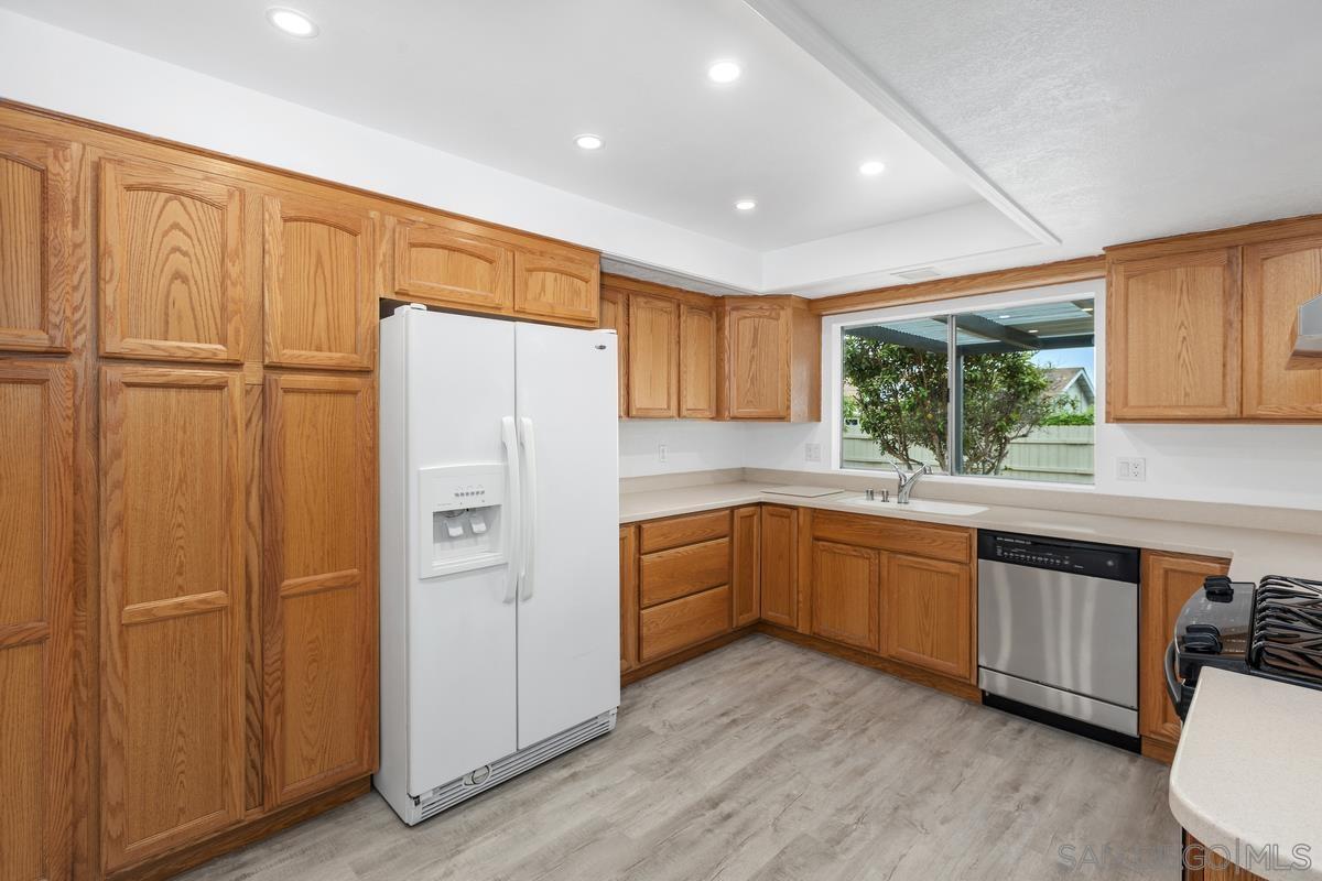 Detail Gallery Image 9 of 29 For 1230  East, Imperial Beach,  CA 91932 - 4 Beds | 3 Baths