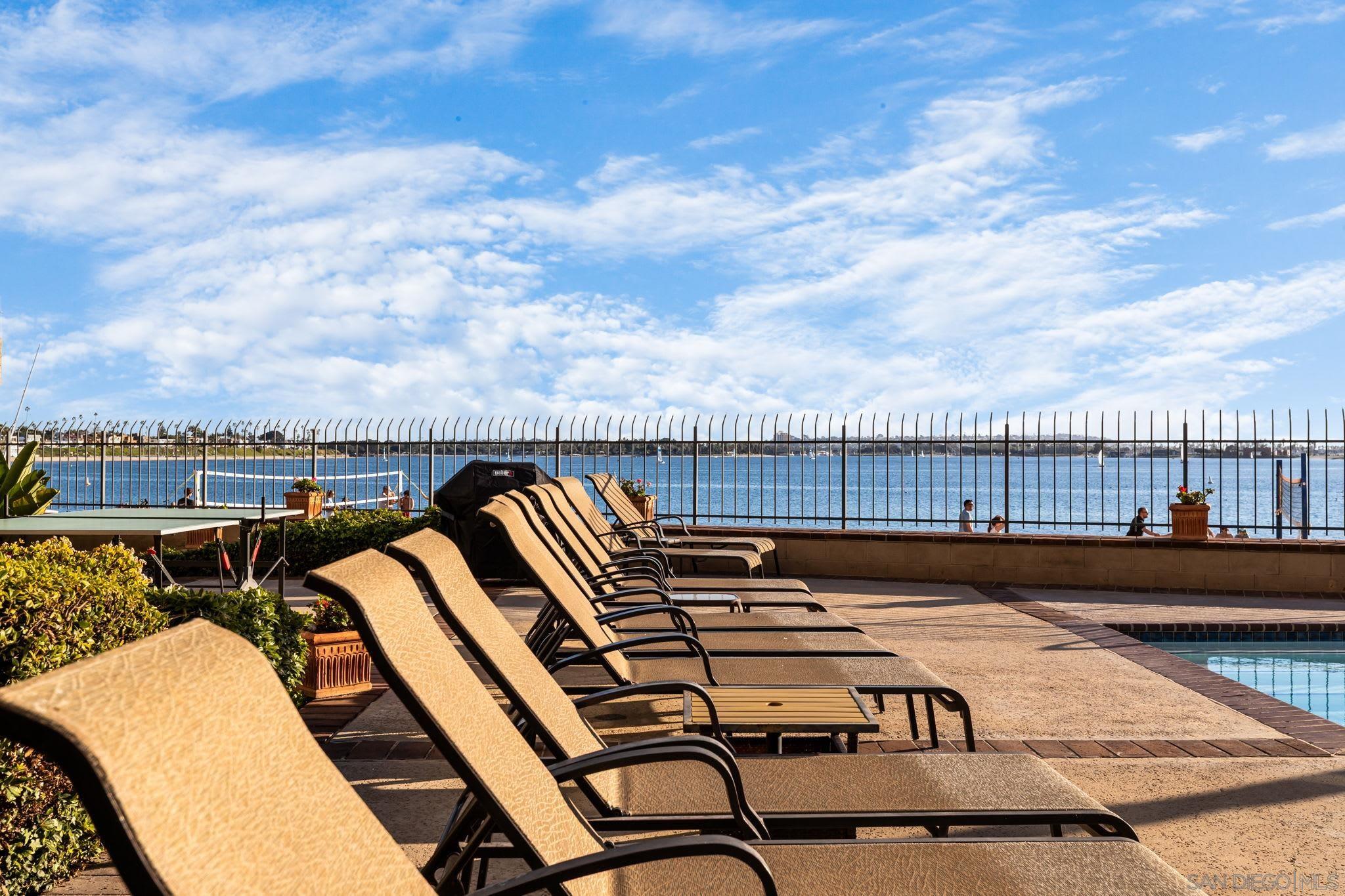 Detail Gallery Image 10 of 44 For 1221  Parker Pl  21, San Diego,  CA 92109 - 2 Beds | 3 Baths