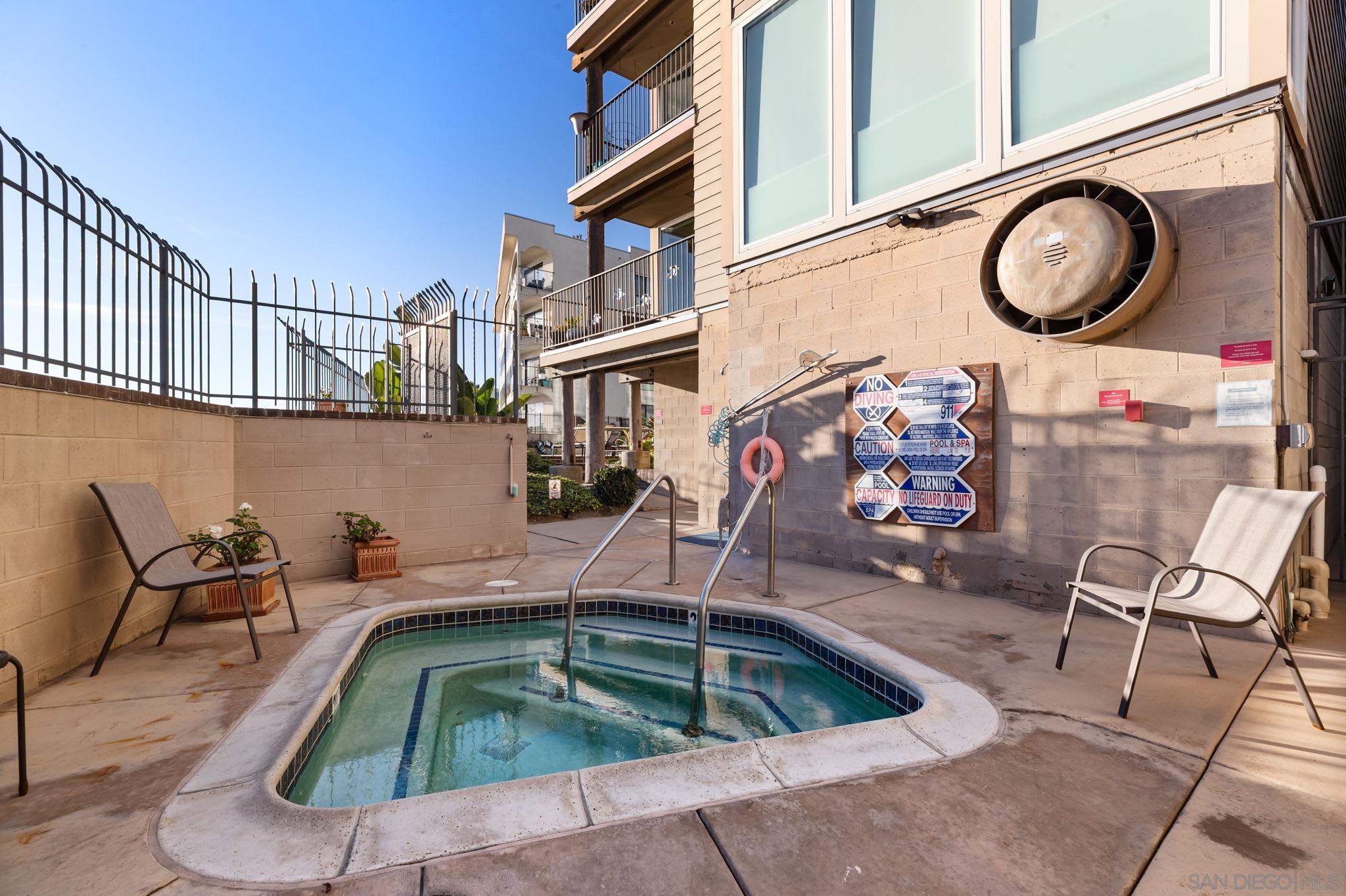 Detail Gallery Image 11 of 44 For 1221  Parker Pl  21, San Diego,  CA 92109 - 2 Beds | 3 Baths