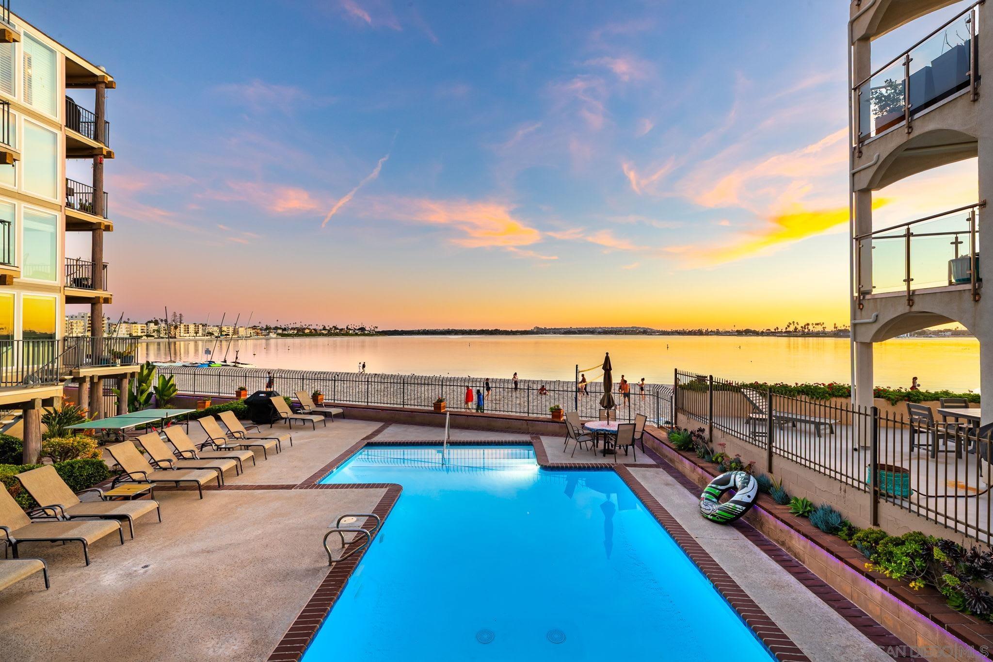 Detail Gallery Image 12 of 44 For 1221  Parker Pl  21, San Diego,  CA 92109 - 2 Beds | 3 Baths