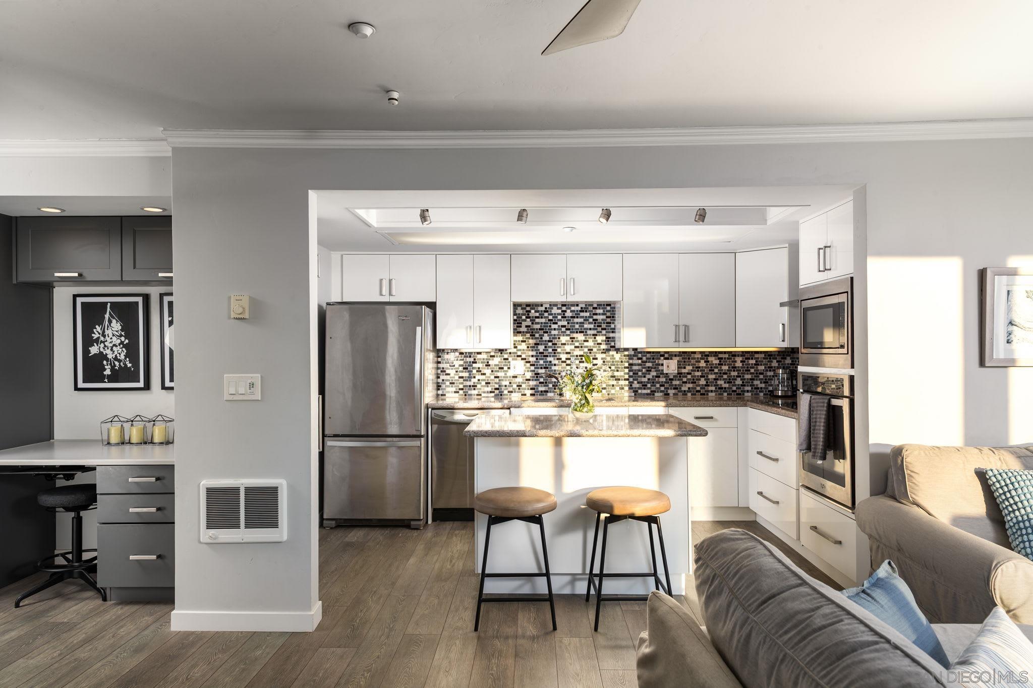 Detail Gallery Image 13 of 44 For 1221  Parker Pl  21, San Diego,  CA 92109 - 2 Beds | 3 Baths