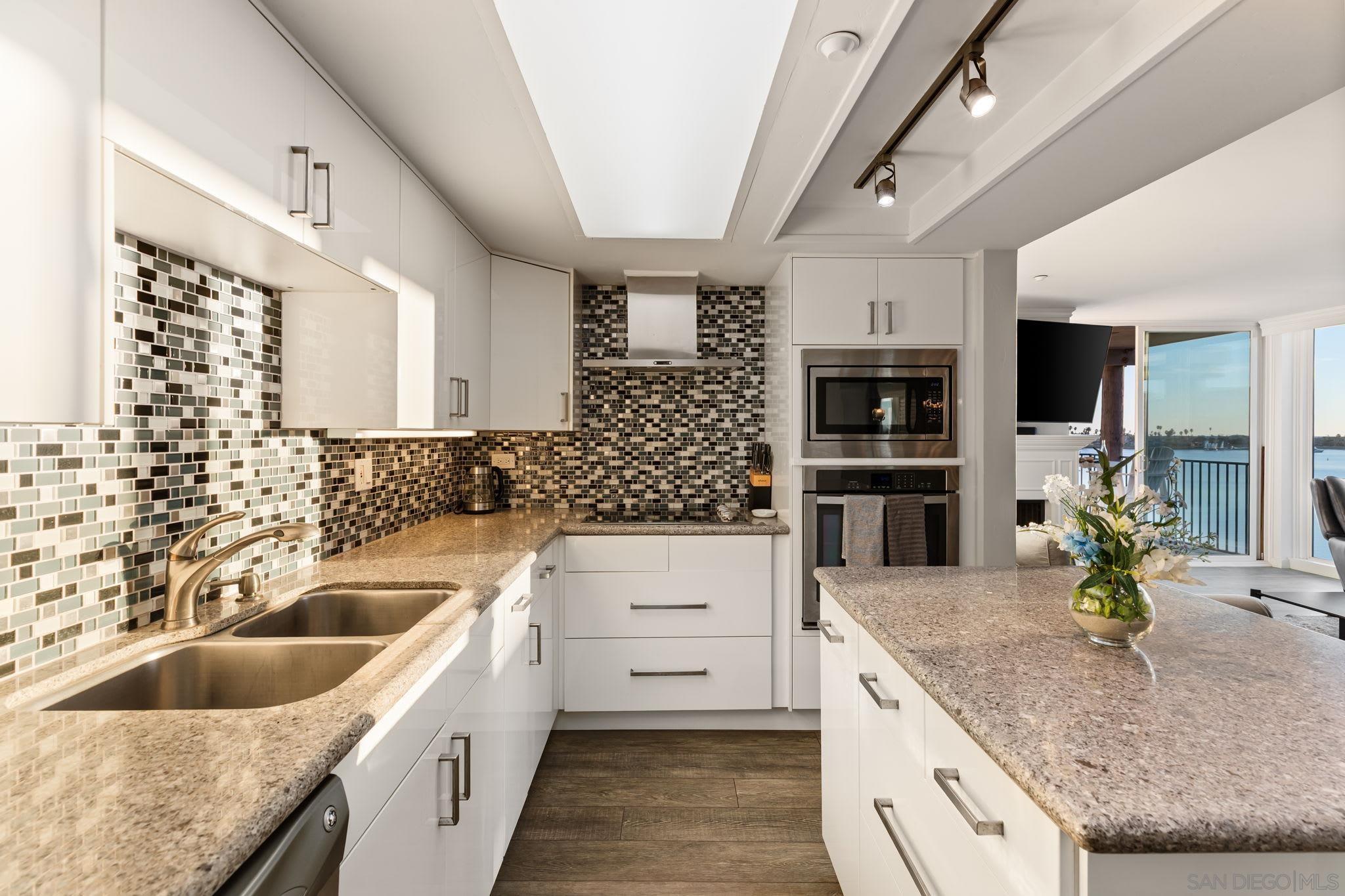 Detail Gallery Image 14 of 44 For 1221  Parker Pl  21, San Diego,  CA 92109 - 2 Beds | 3 Baths