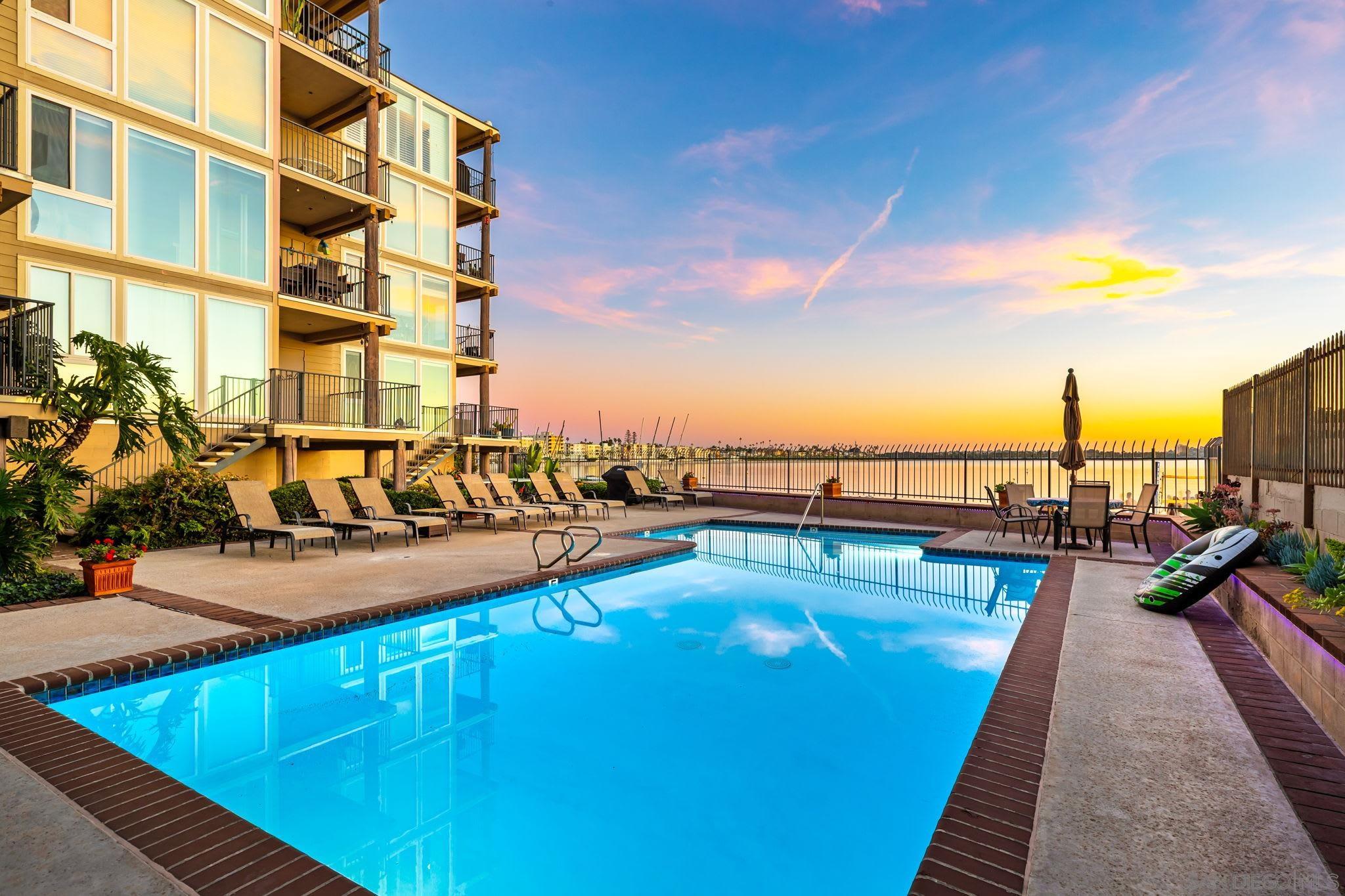 Detail Gallery Image 3 of 44 For 1221  Parker Pl  21, San Diego,  CA 92109 - 2 Beds | 3 Baths