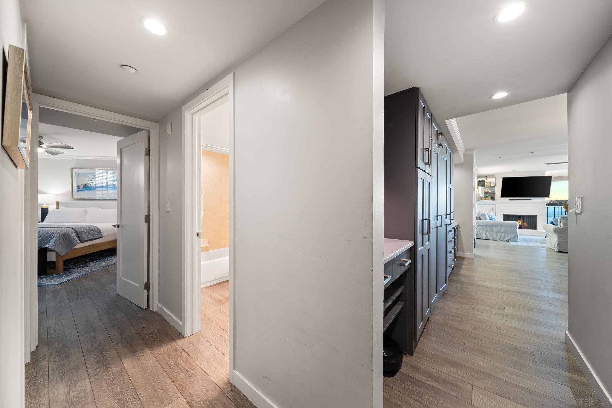 Detail Gallery Image 24 of 44 For 1221  Parker Pl  21, San Diego,  CA 92109 - 2 Beds | 3 Baths