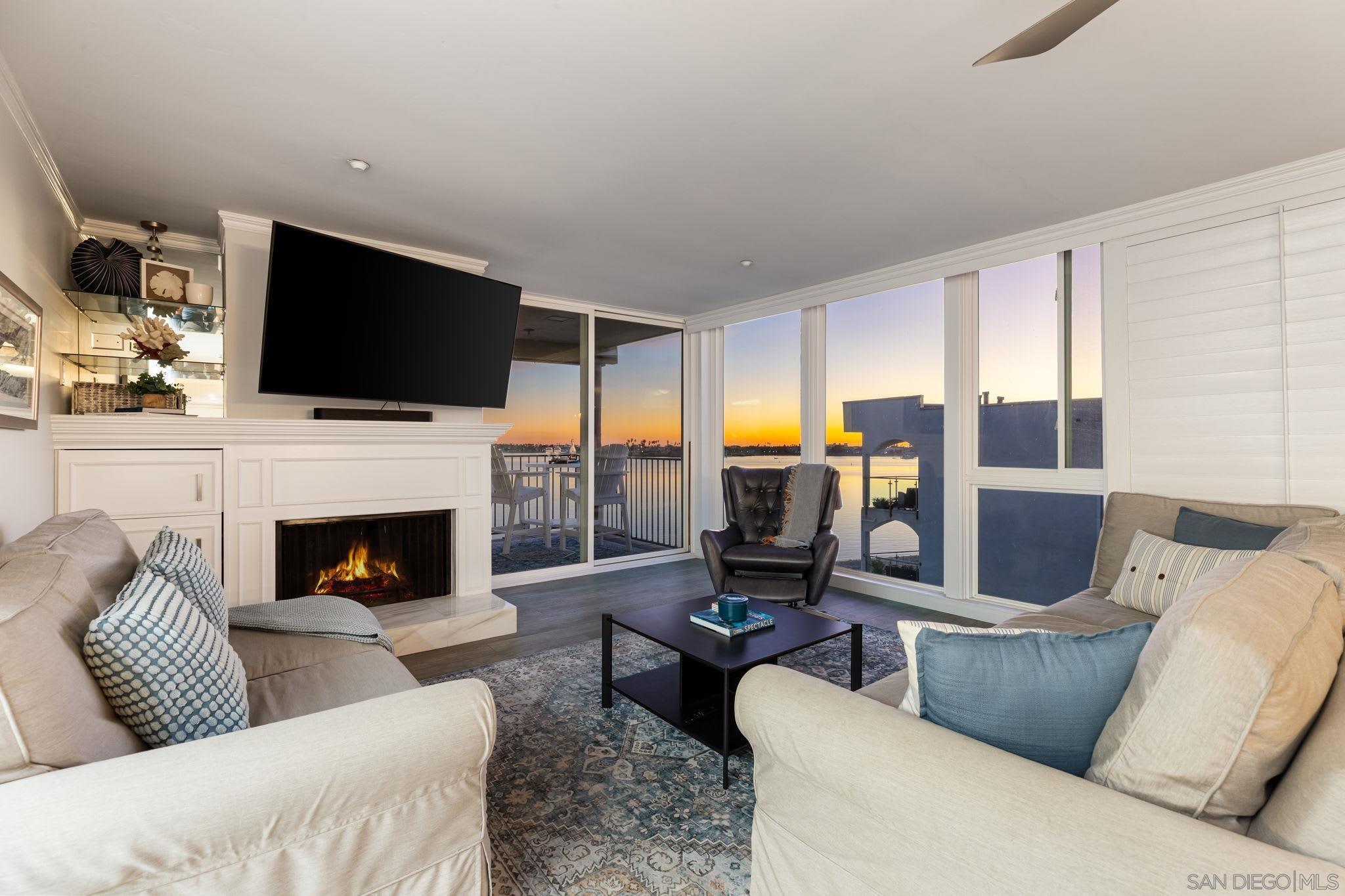 Detail Gallery Image 4 of 44 For 1221  Parker Pl  21, San Diego,  CA 92109 - 2 Beds | 3 Baths