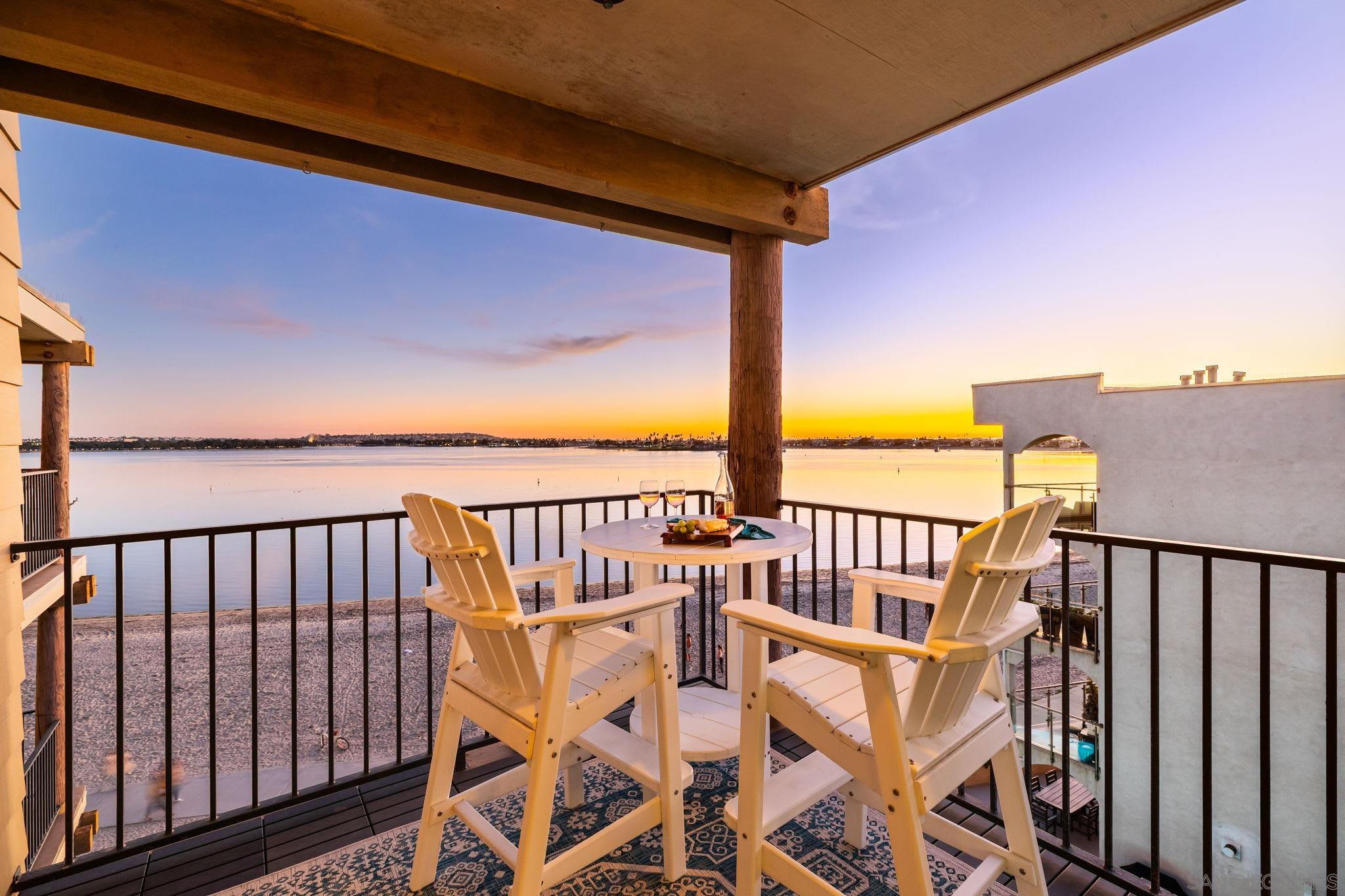 Detail Gallery Image 34 of 44 For 1221  Parker Pl  21, San Diego,  CA 92109 - 2 Beds | 3 Baths