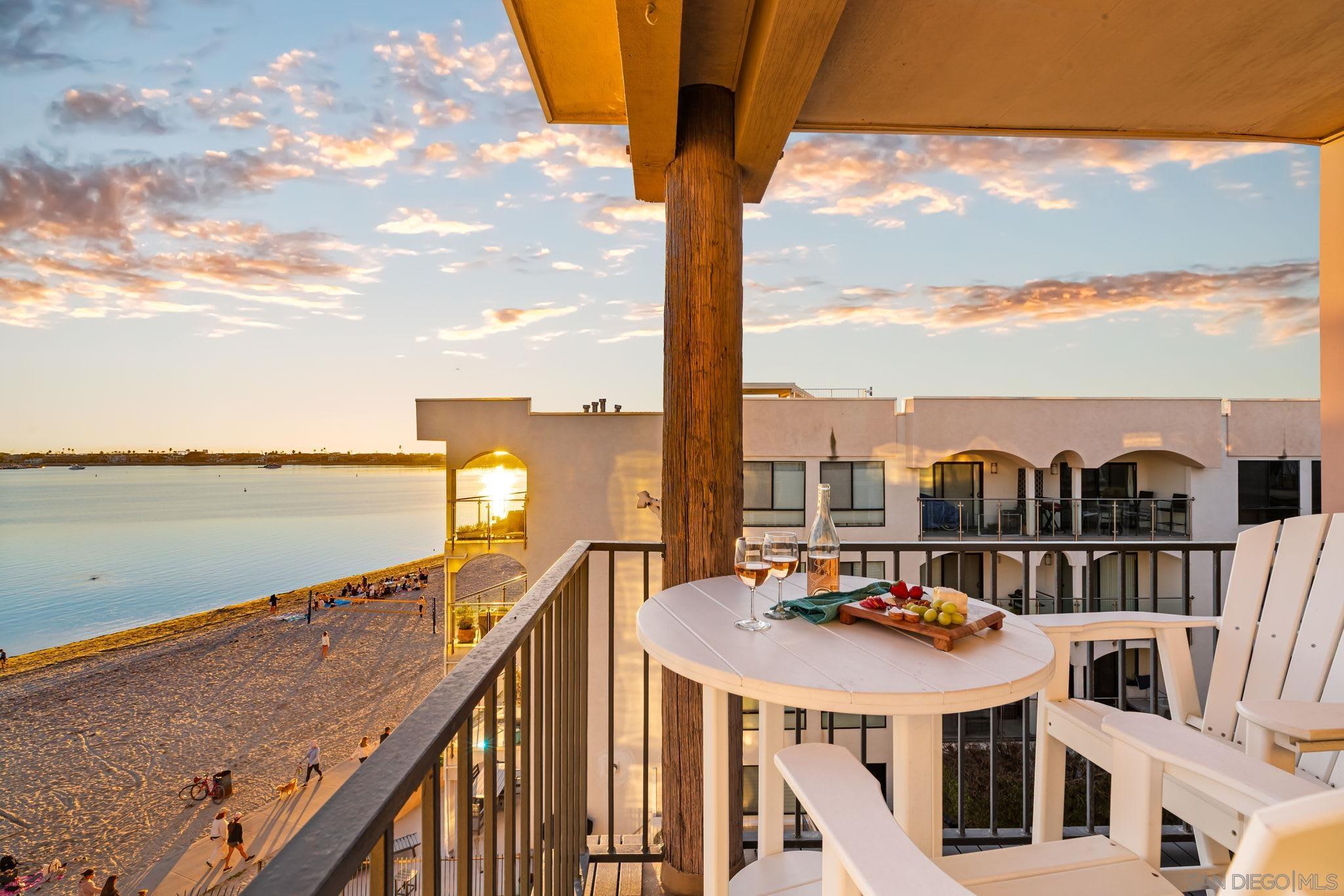 Detail Gallery Image 35 of 44 For 1221  Parker Pl  21, San Diego,  CA 92109 - 2 Beds | 3 Baths