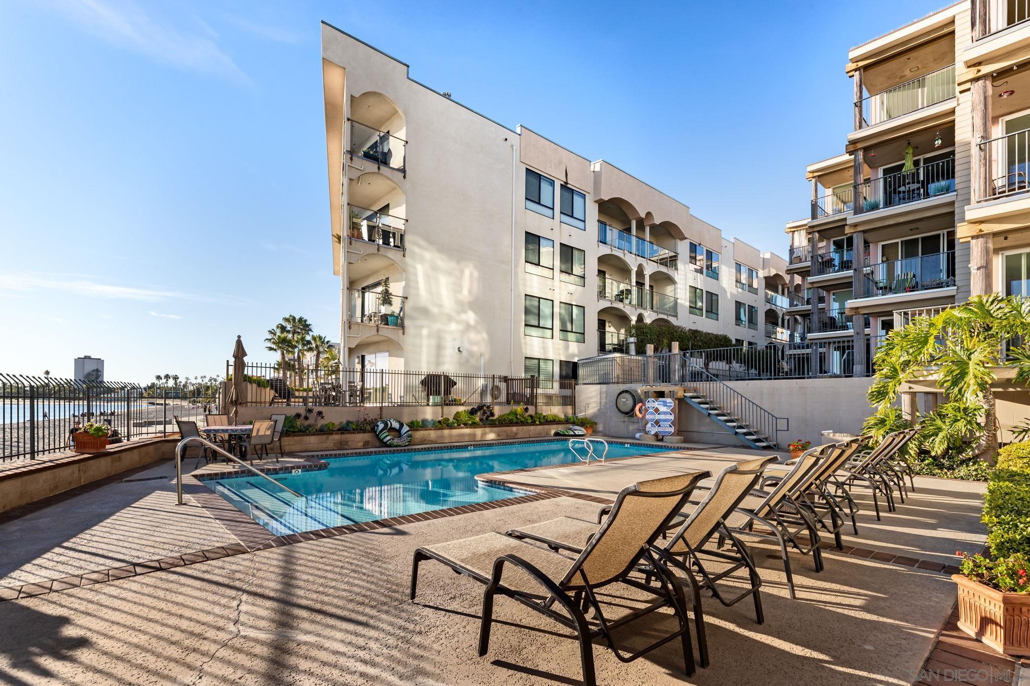 Detail Gallery Image 39 of 44 For 1221  Parker Pl  21, San Diego,  CA 92109 - 2 Beds | 3 Baths