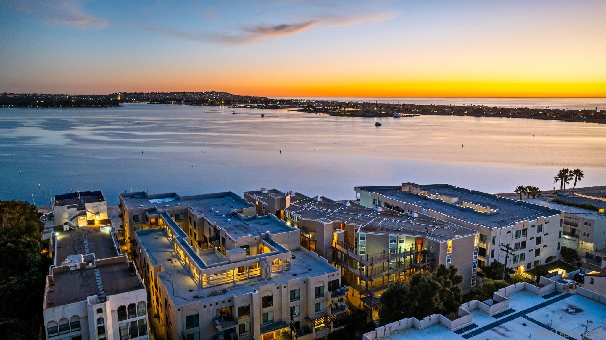 Detail Gallery Image 40 of 44 For 1221  Parker Pl  21, San Diego,  CA 92109 - 2 Beds | 3 Baths