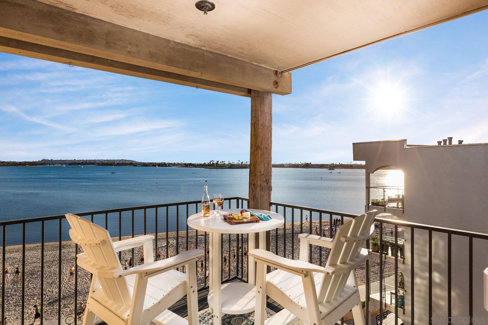 Detail Gallery Image 5 of 44 For 1221  Parker Pl  21, San Diego,  CA 92109 - 2 Beds | 3 Baths