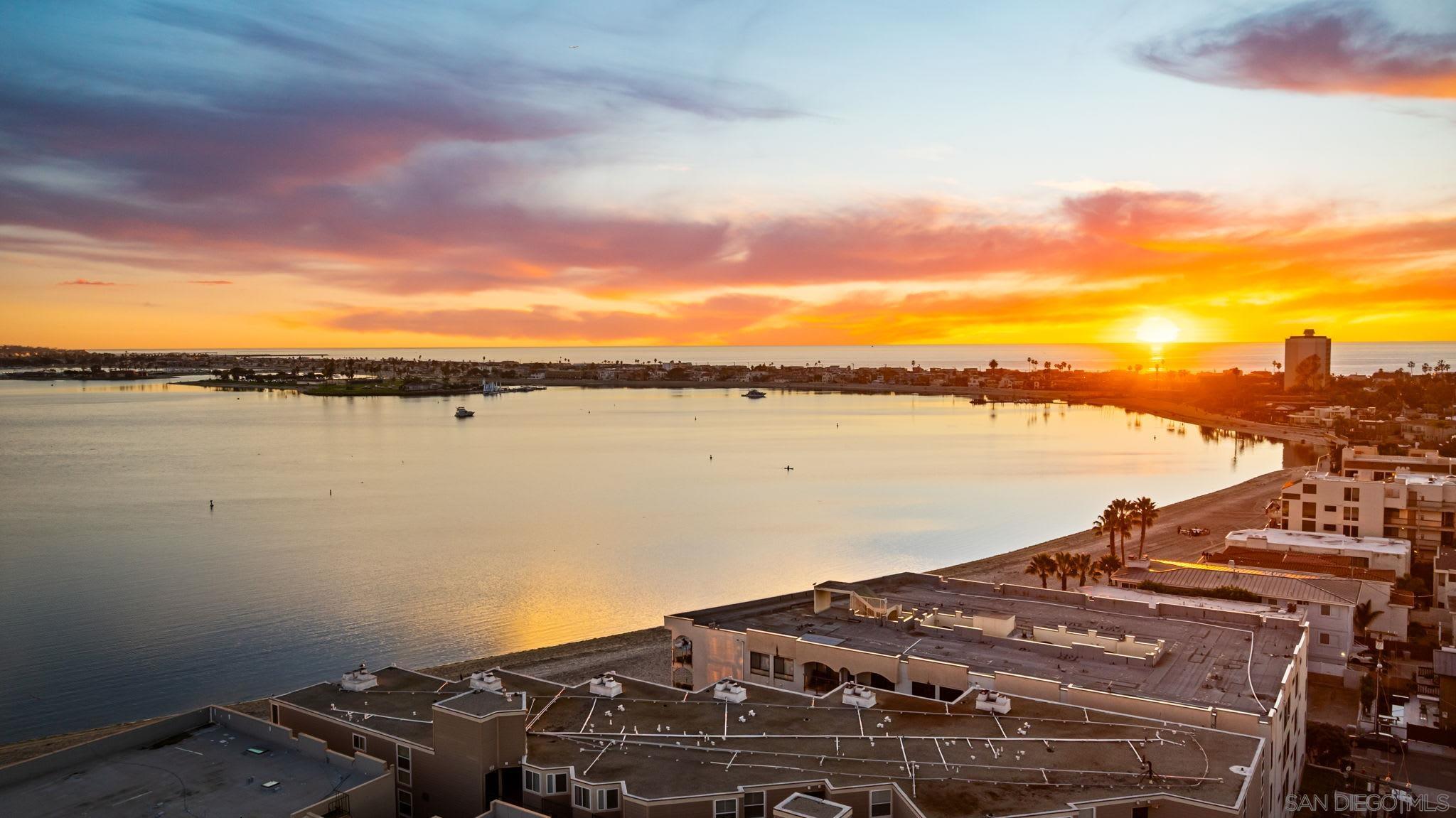 Detail Gallery Image 7 of 44 For 1221  Parker Pl  21, San Diego,  CA 92109 - 2 Beds | 3 Baths