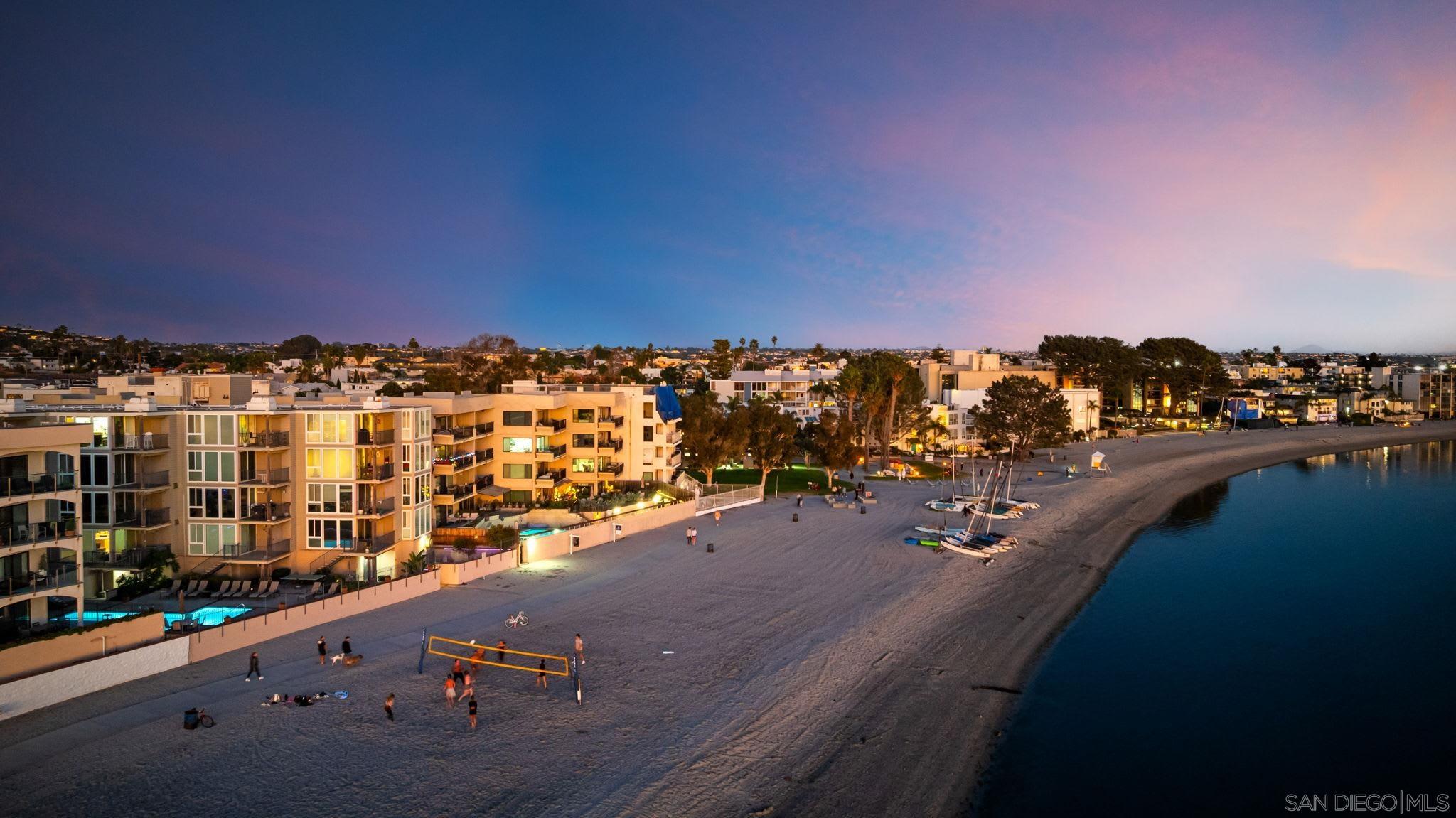 Detail Gallery Image 8 of 44 For 1221  Parker Pl  21, San Diego,  CA 92109 - 2 Beds | 3 Baths