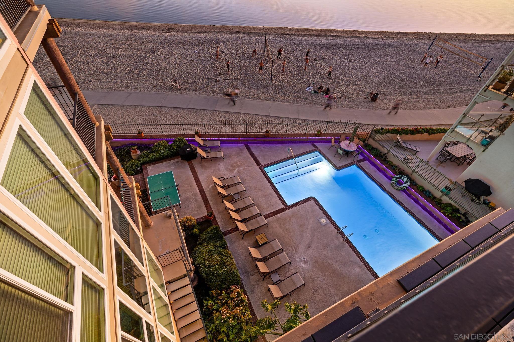 Detail Gallery Image 9 of 44 For 1221  Parker Pl  21, San Diego,  CA 92109 - 2 Beds | 3 Baths