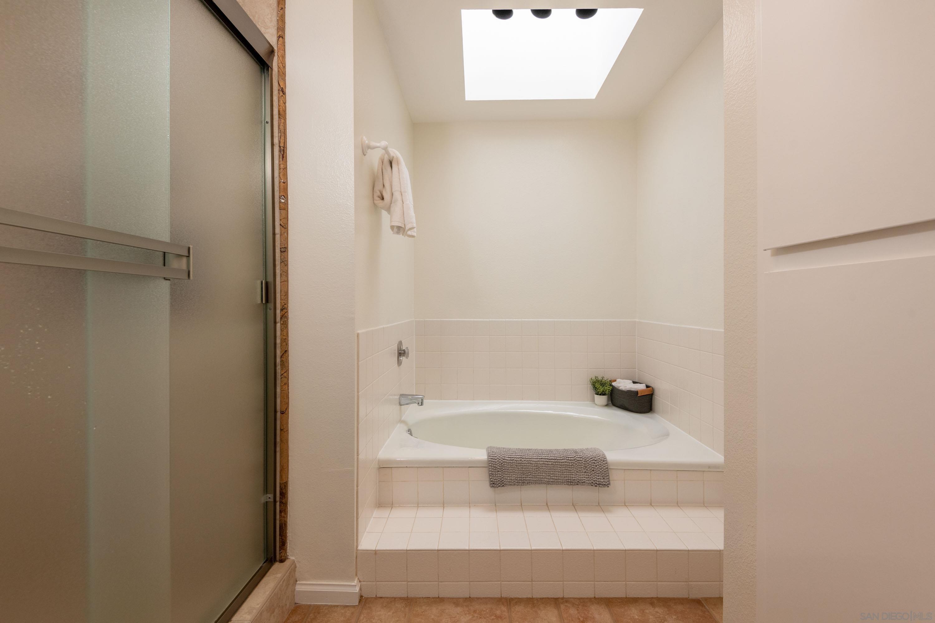 Detail Gallery Image 22 of 45 For 7975  Caminito Del Cid, La Jolla,  CA 92037 - 3 Beds | 3 Baths