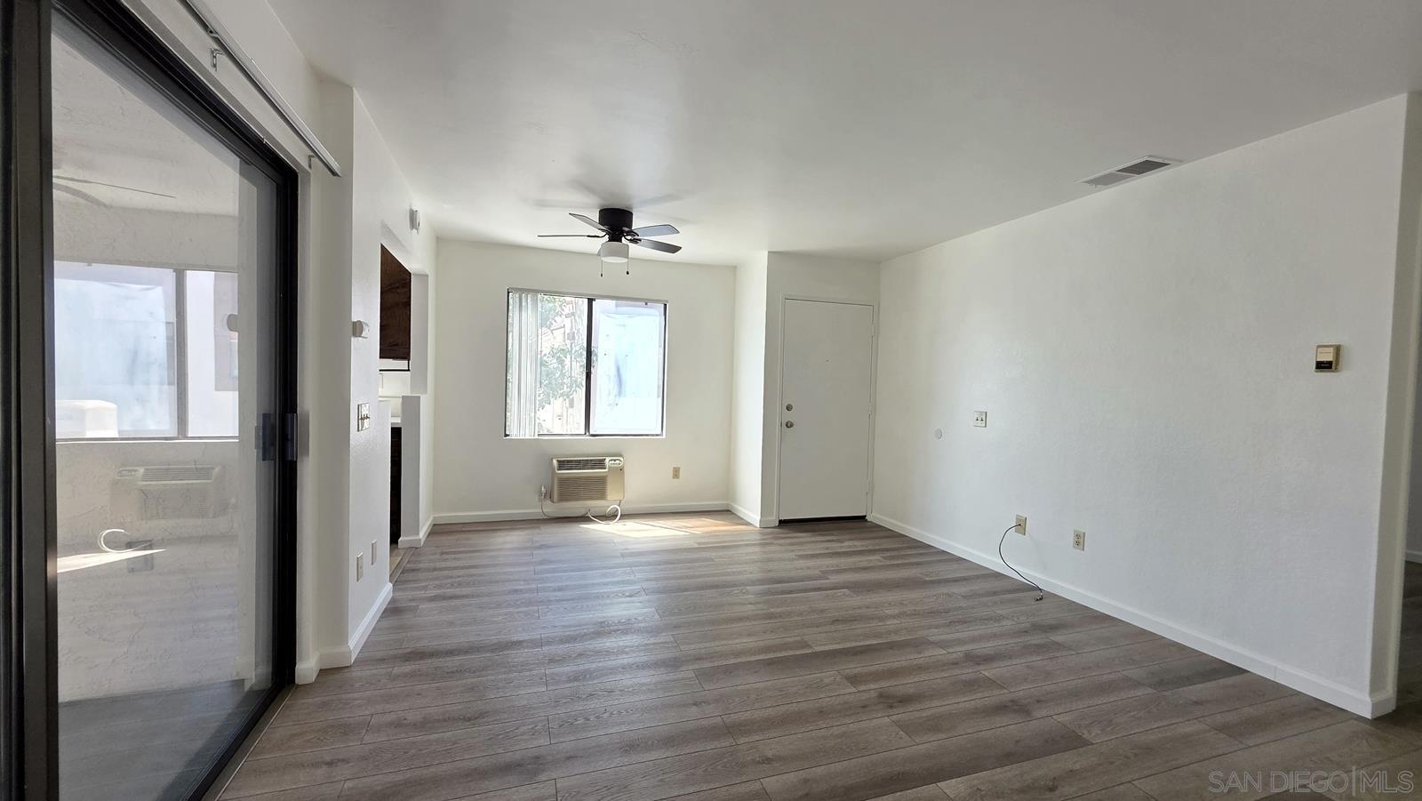 Detail Gallery Image 4 of 24 For 8451  Westmore  112, San Diego,  CA 92126 - 2 Beds | 2 Baths