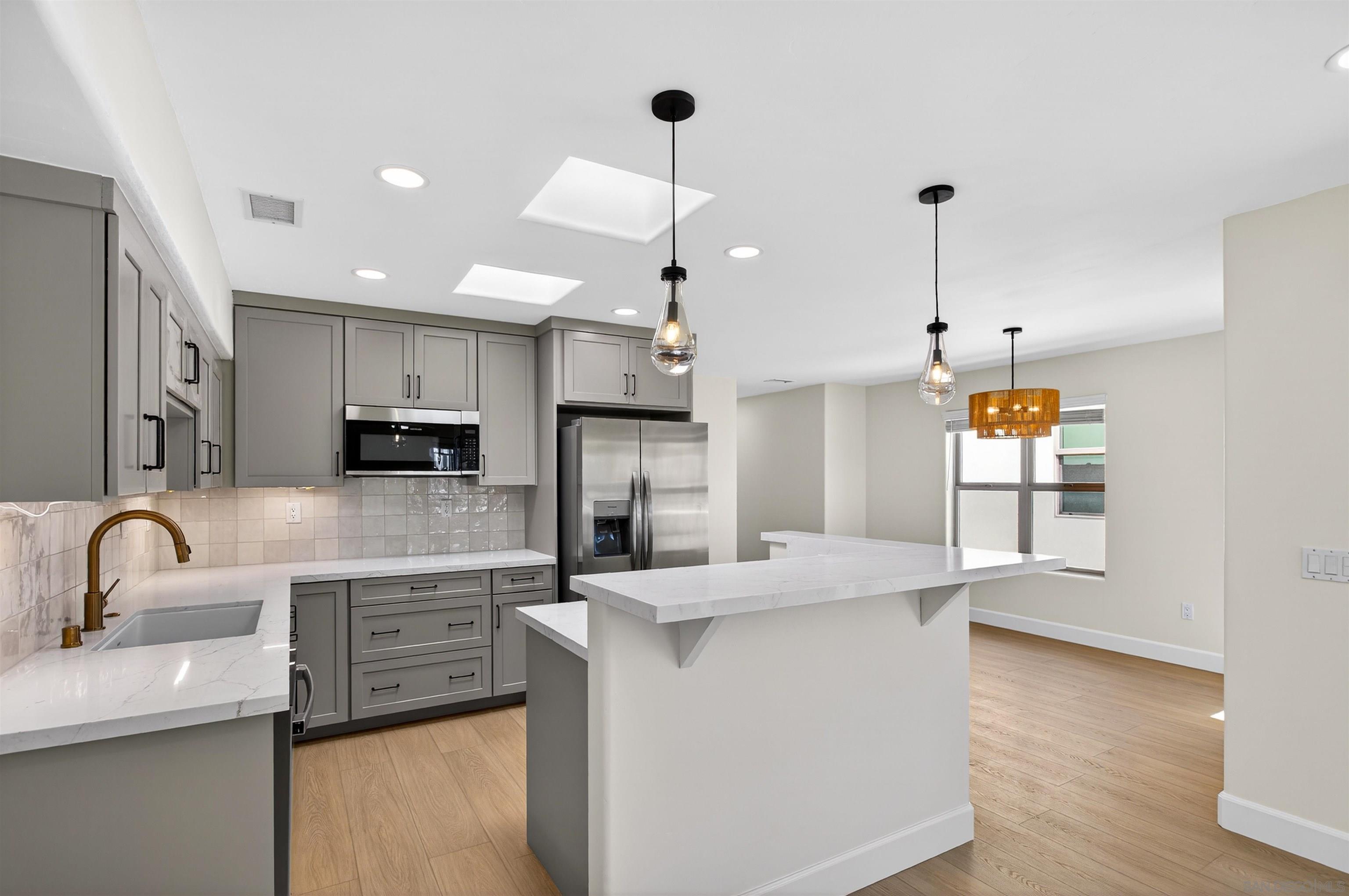 Front Image Thumbnail for SD260008912