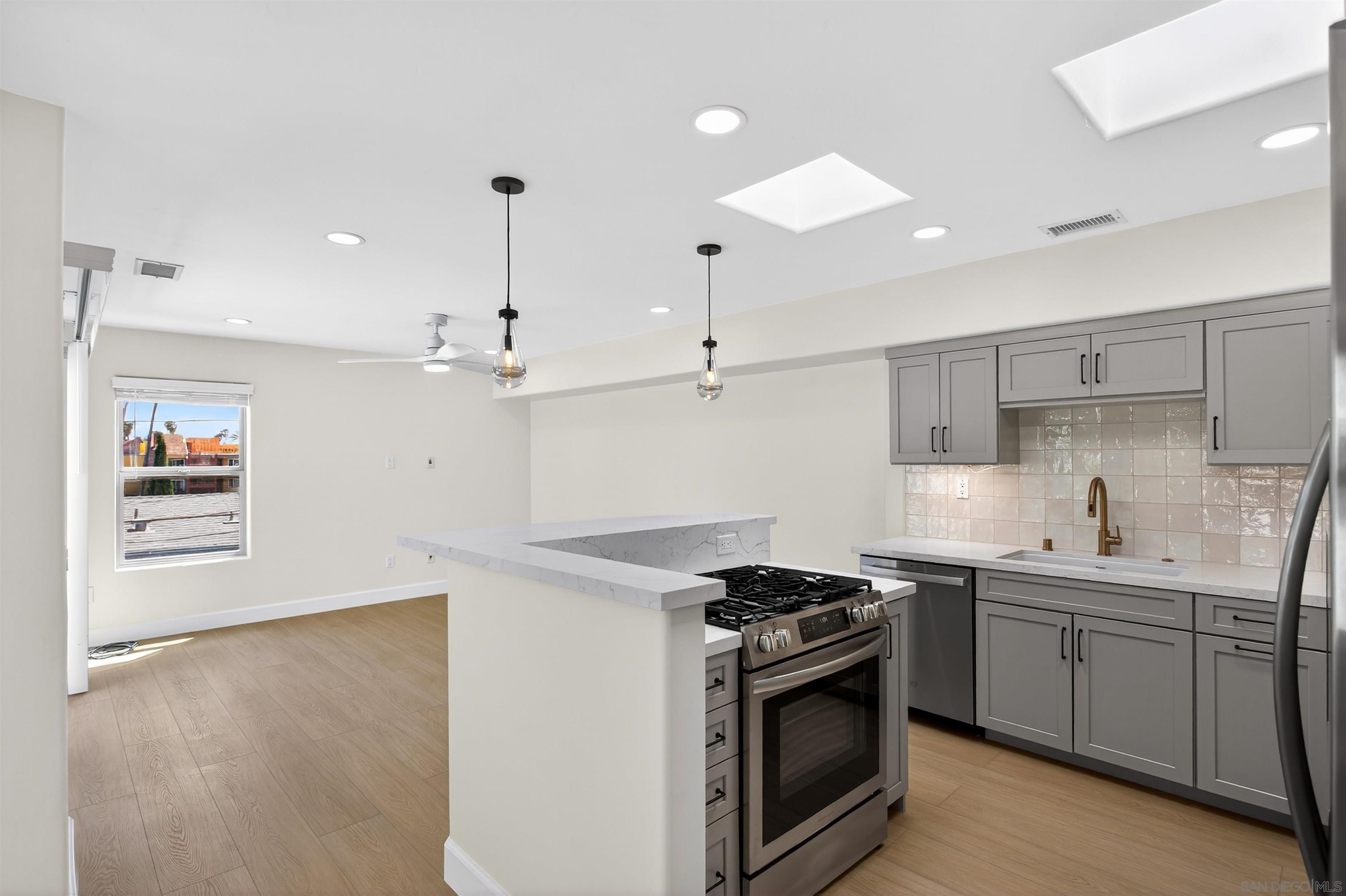 Detail Gallery Image 2 of 36 For 381  Bonair, La Jolla,  CA 92037 - 3 Beds | 2/1 Baths