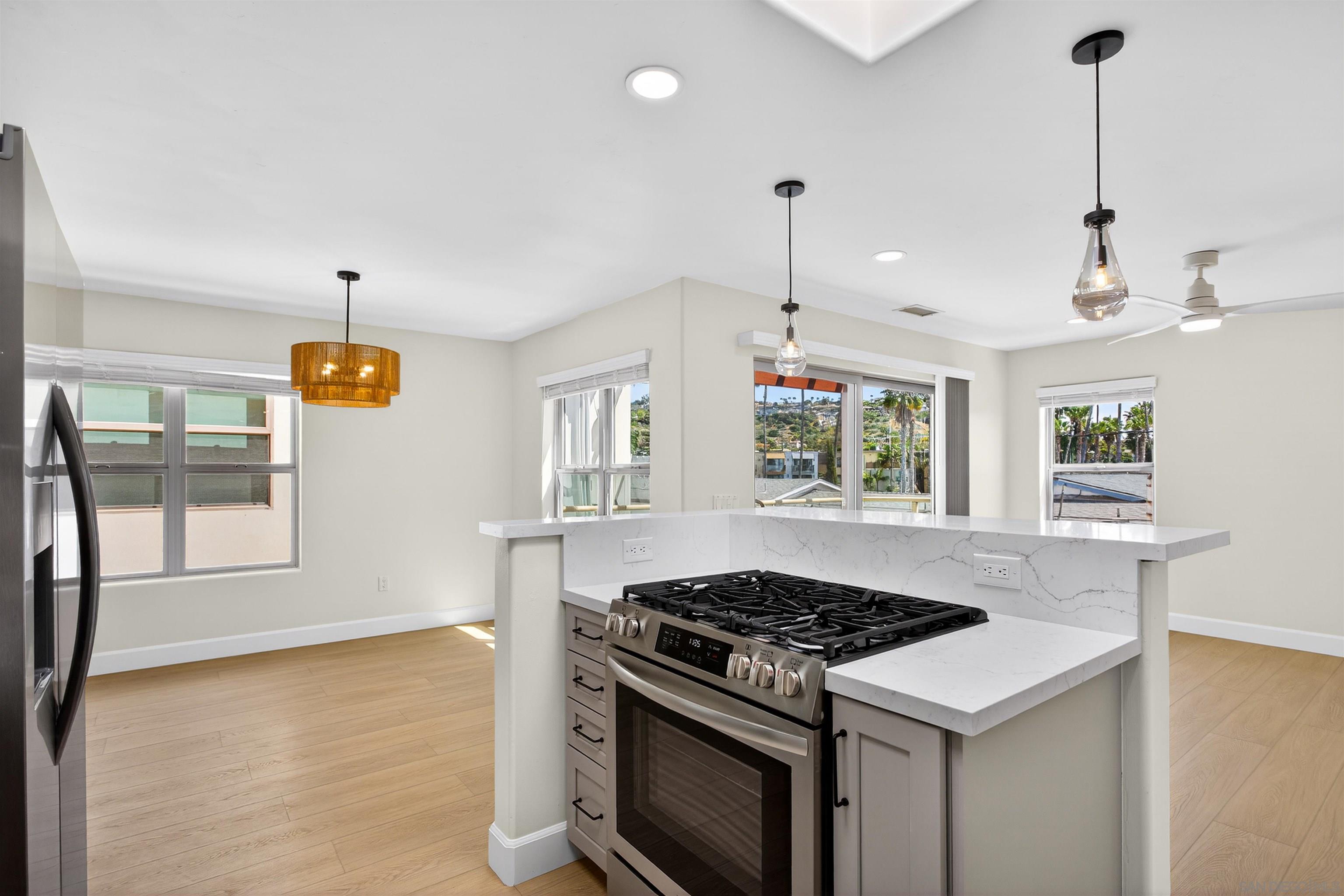 Detail Gallery Image 3 of 36 For 381  Bonair, La Jolla,  CA 92037 - 3 Beds | 2/1 Baths