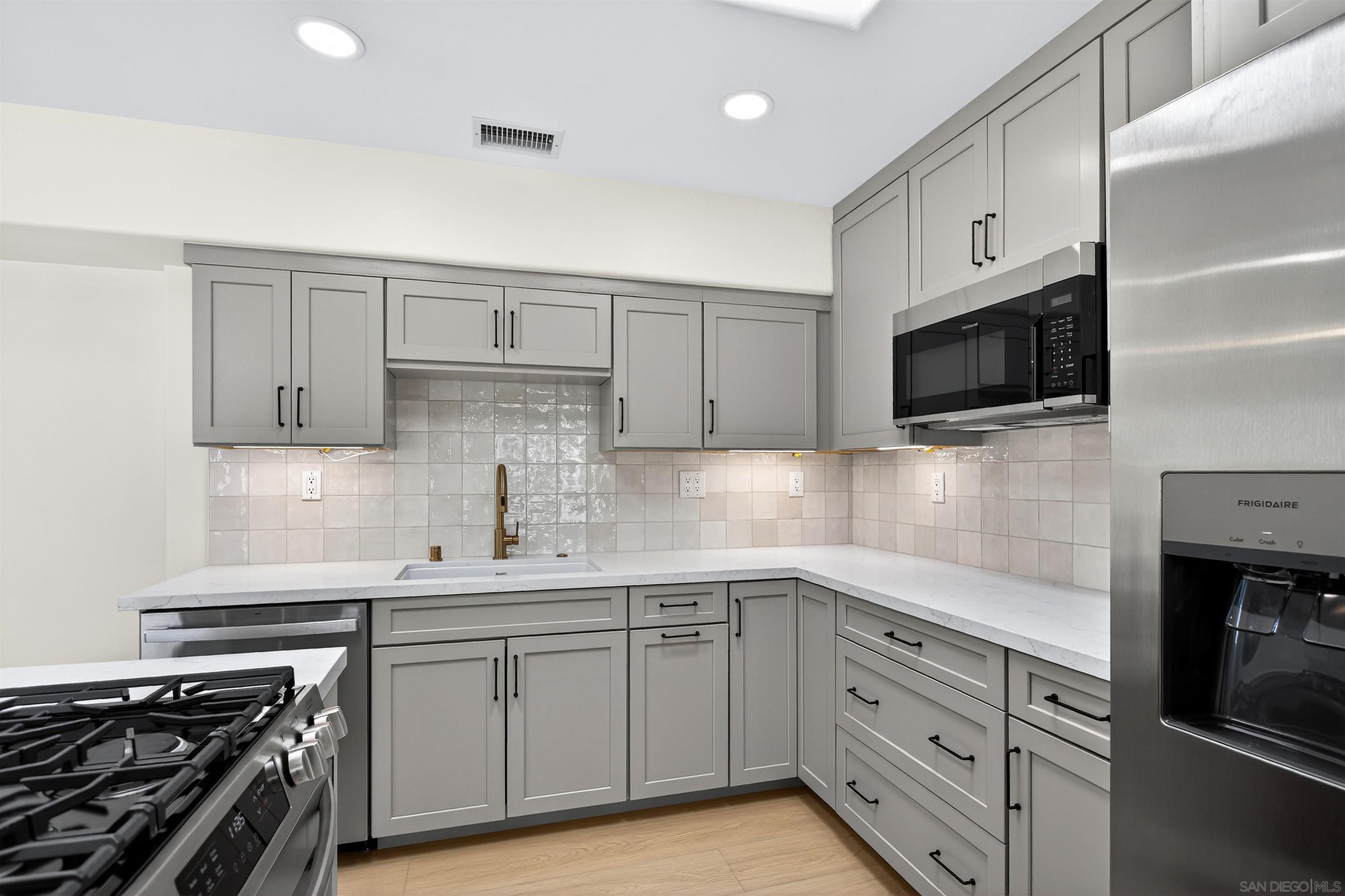 Detail Gallery Image 4 of 36 For 381  Bonair, La Jolla,  CA 92037 - 3 Beds | 2/1 Baths