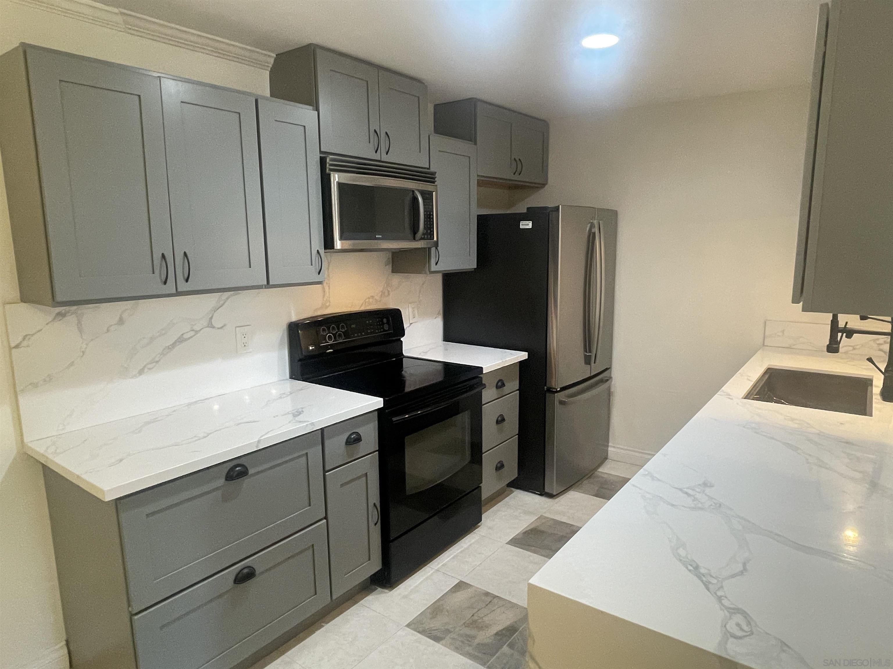 Detail Gallery Image 2 of 22 For 9949  Erma Rd.  106, San Diego,  CA 92131 - 2 Beds | 2 Baths