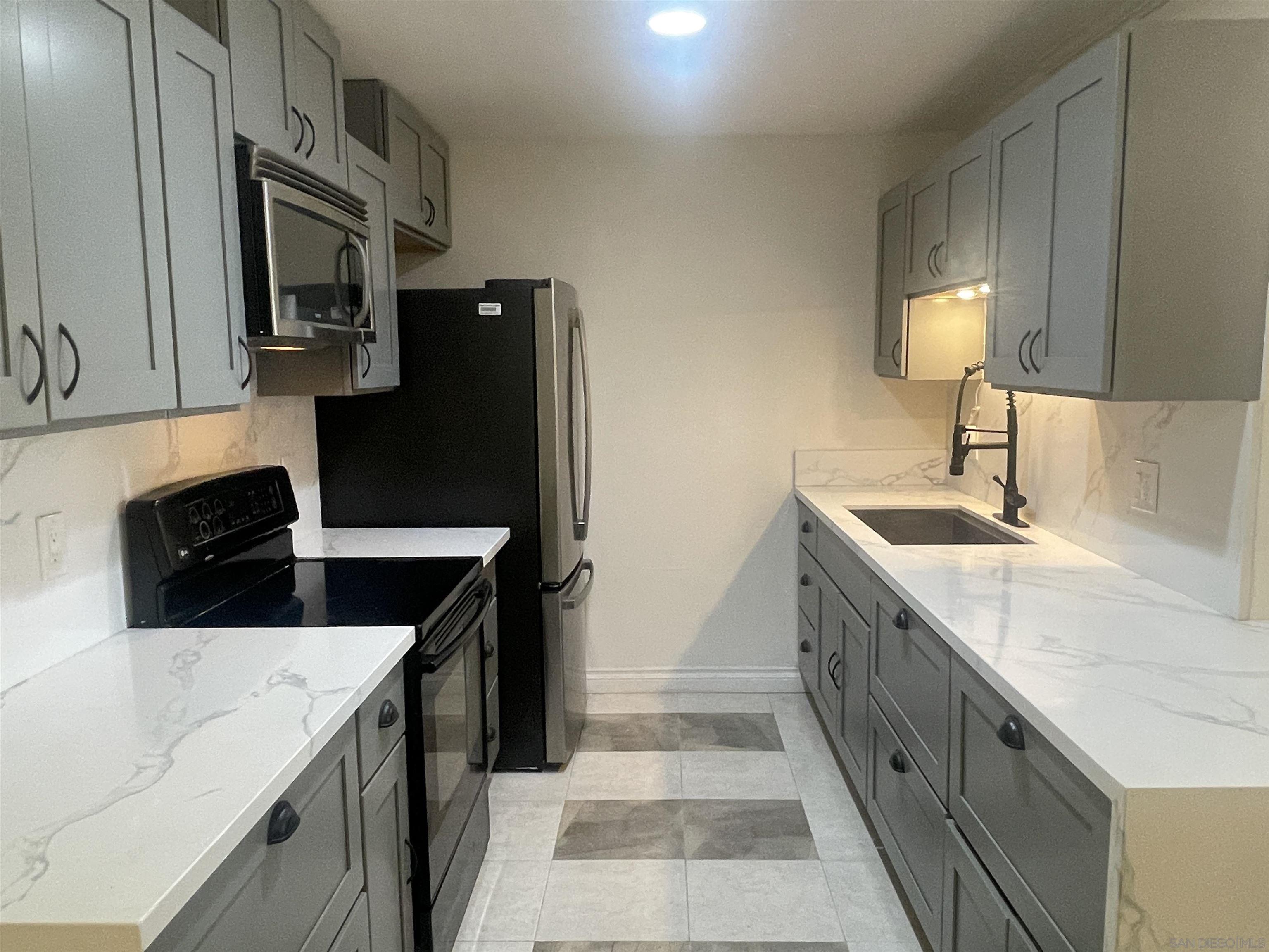 Detail Gallery Image 3 of 22 For 9949  Erma Rd.  106, San Diego,  CA 92131 - 2 Beds | 2 Baths