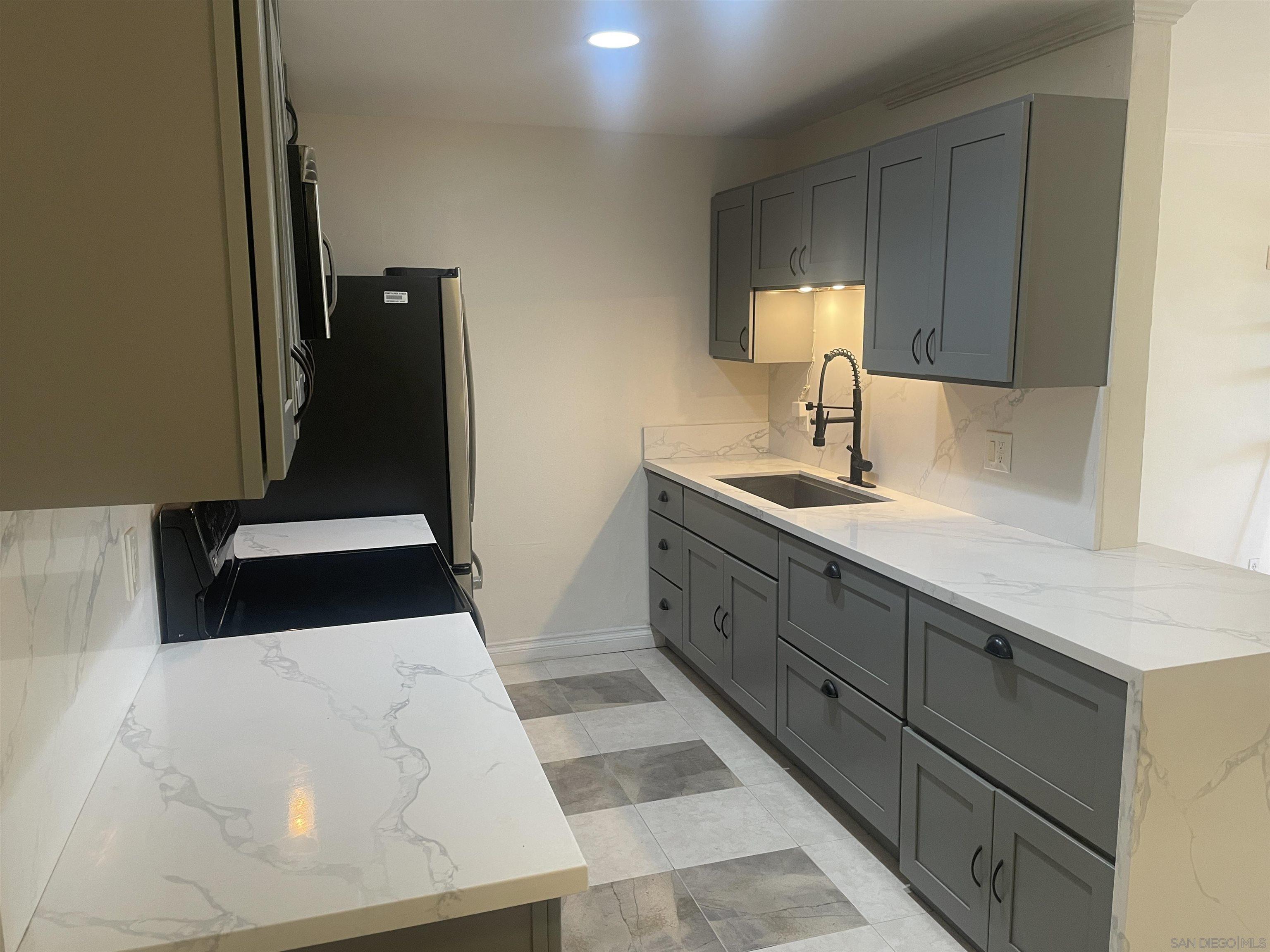 Detail Gallery Image 4 of 22 For 9949  Erma Rd.  106, San Diego,  CA 92131 - 2 Beds | 2 Baths