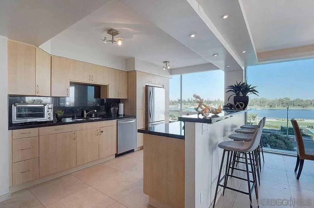 Detail Gallery Image 2 of 12 For 1770  Avenida Del Mundo  204, Coronado,  CA 92118 - 2 Beds | 2 Baths