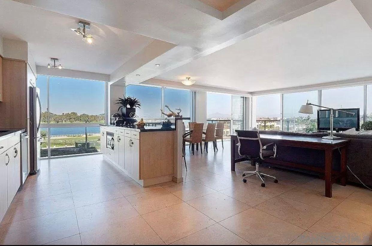 Detail Gallery Image 5 of 12 For 1770  Avenida Del Mundo  204, Coronado,  CA 92118 - 2 Beds | 2 Baths