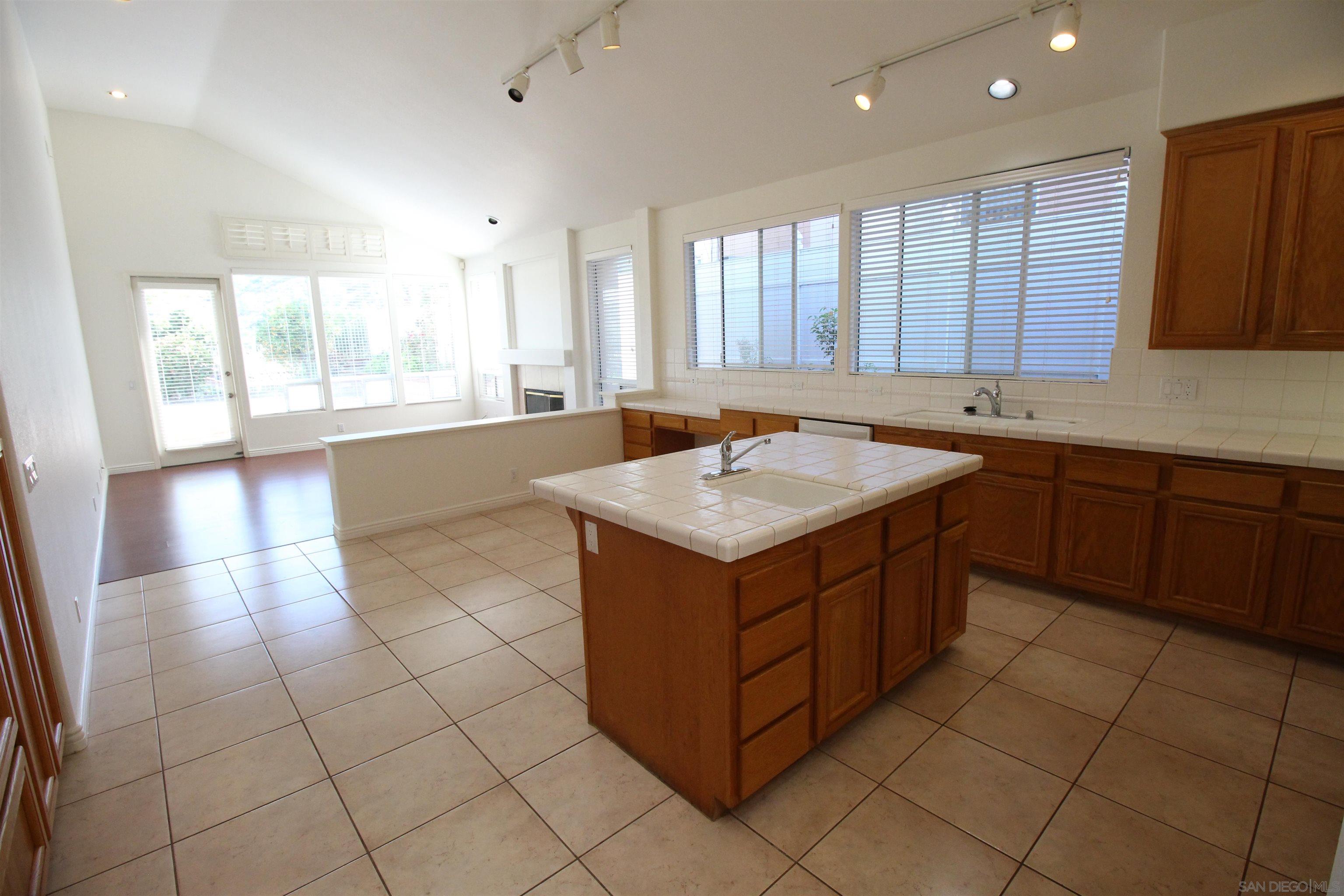 Detail Gallery Image 9 of 34 For 12523  Cypress Woods, San Diego,  CA 92131 - 3 Beds | 2 Baths