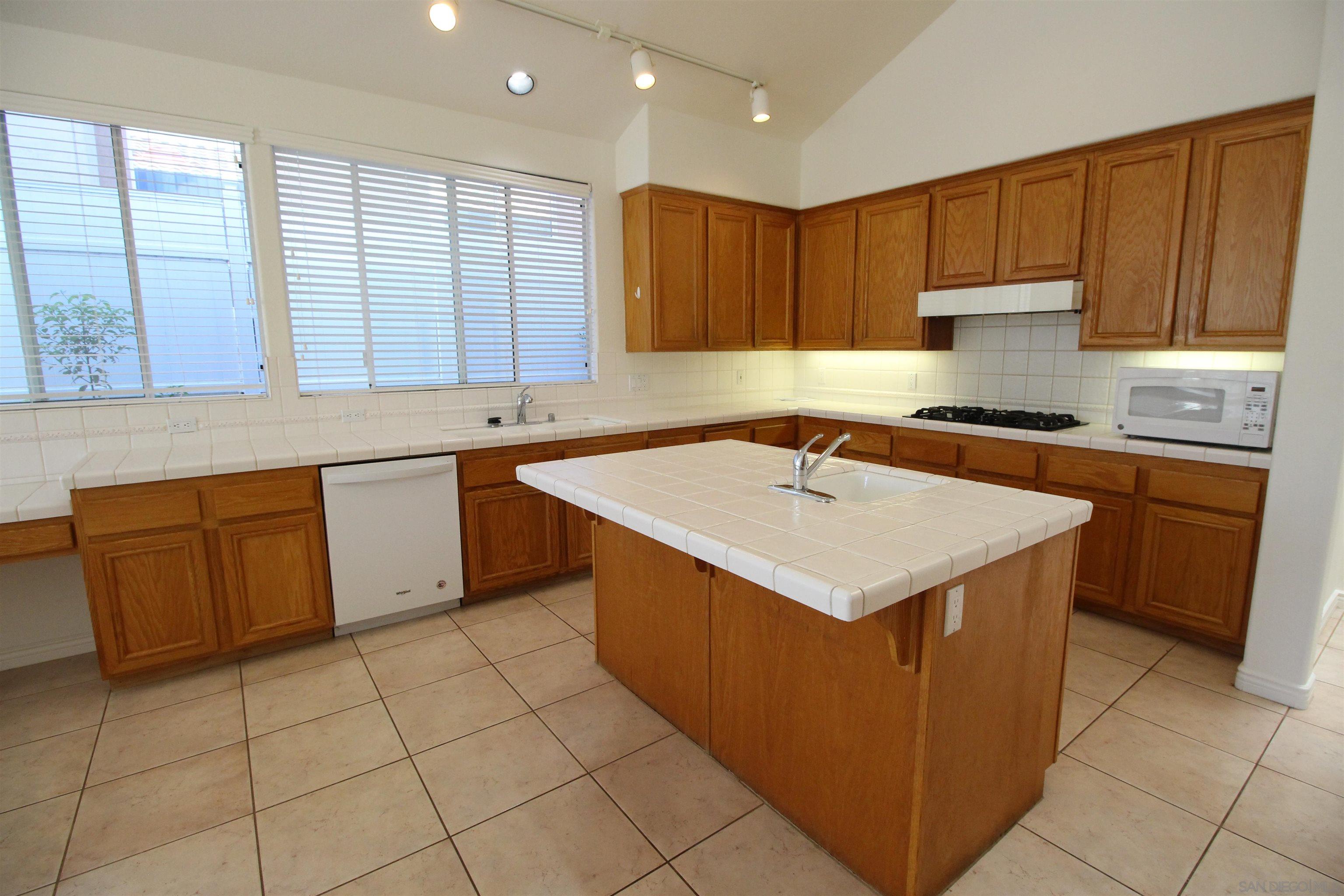 Detail Gallery Image 10 of 34 For 12523  Cypress Woods, San Diego,  CA 92131 - 3 Beds | 2 Baths