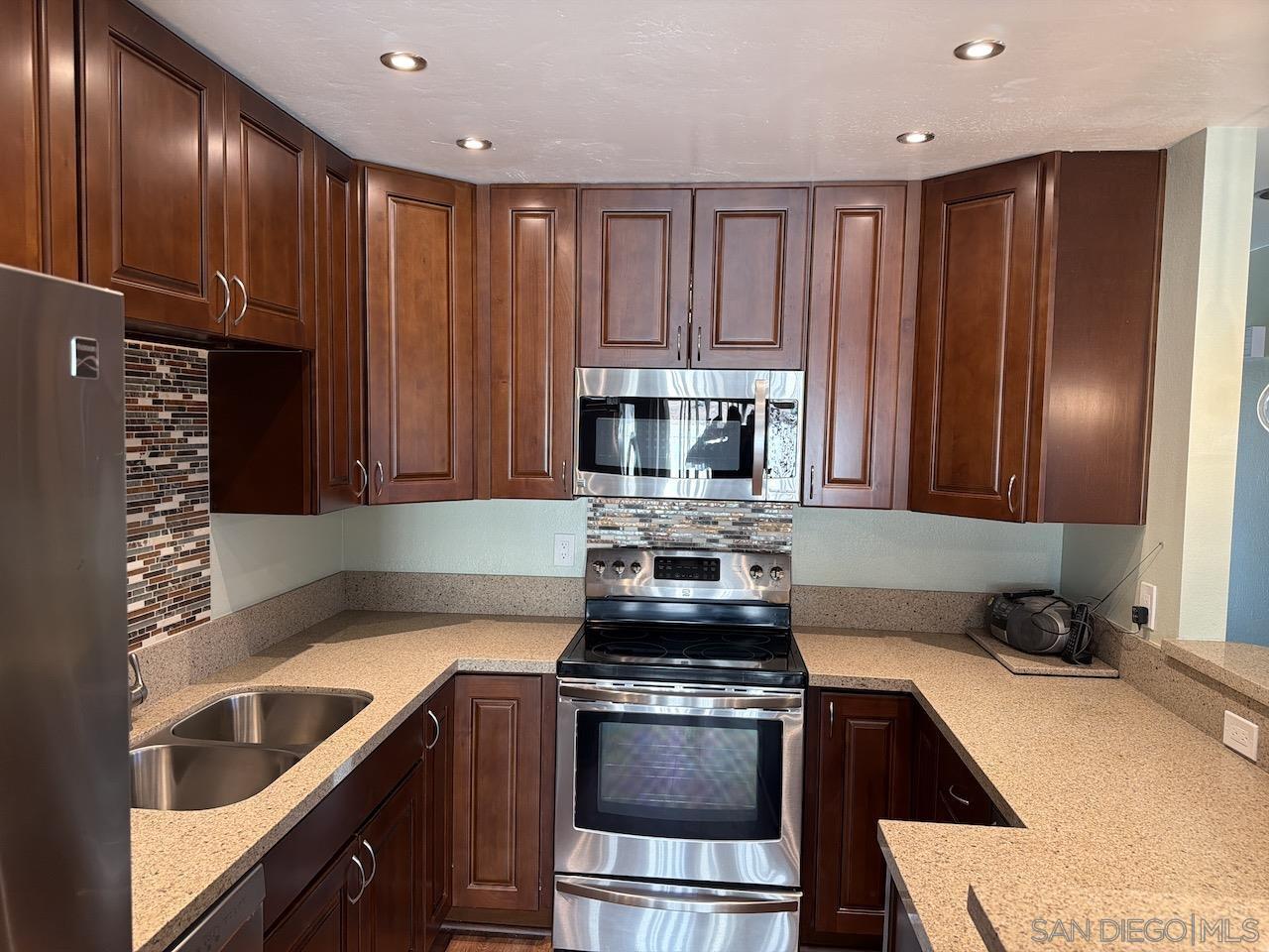 Detail Gallery Image 10 of 23 For 8119  Paradise Valley Ct, Spring Valley,  CA 91977 - 3 Beds | 2 Baths