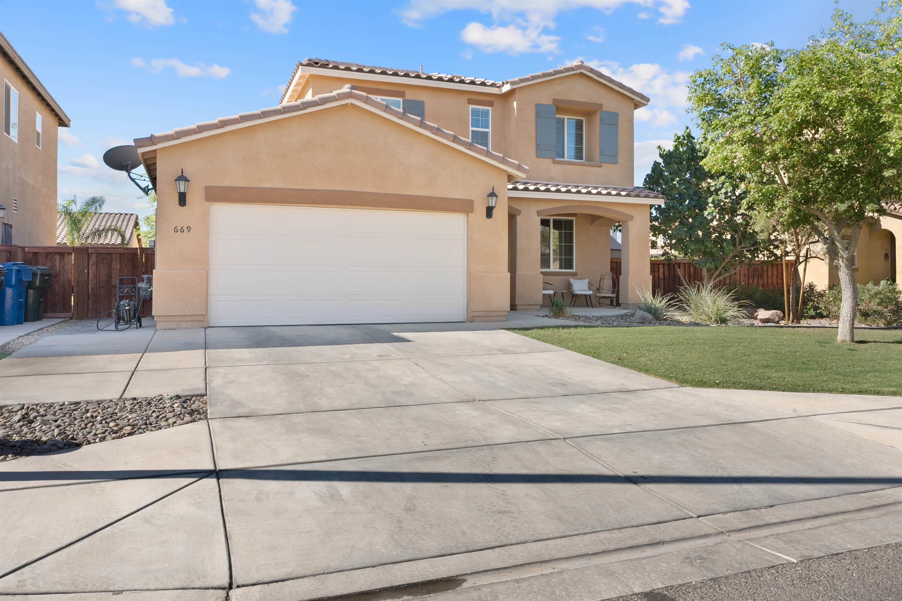 Detail Gallery Image 2 of 44 For 669  Las Lomas, Imperial,  CA 92251 - 5 Beds | 3 Baths