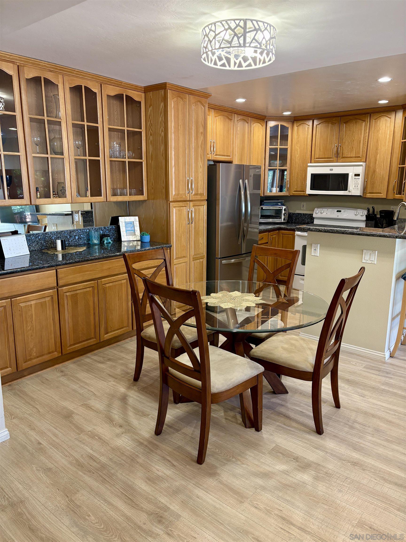 Detail Gallery Image 4 of 17 For 12575  Oaks North Dr  219, San Diego,  CA 92128 - 2 Beds | 2 Baths