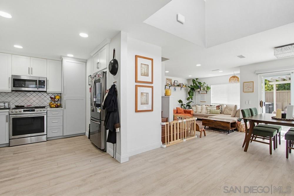 Detail Gallery Image 12 of 41 For 340  Ferrara, Vista,  CA 92083 - 3 Beds | 2/1 Baths