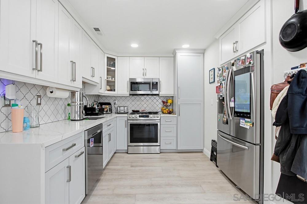 Detail Gallery Image 14 of 41 For 340  Ferrara, Vista,  CA 92083 - 3 Beds | 2/1 Baths