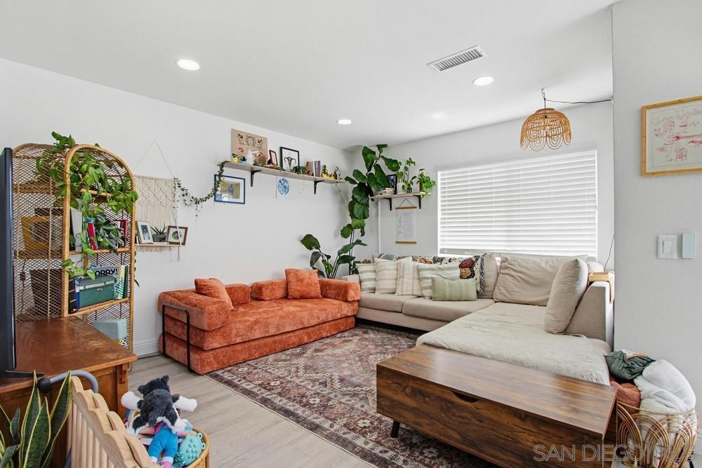 Detail Gallery Image 5 of 41 For 340  Ferrara, Vista,  CA 92083 - 3 Beds | 2/1 Baths