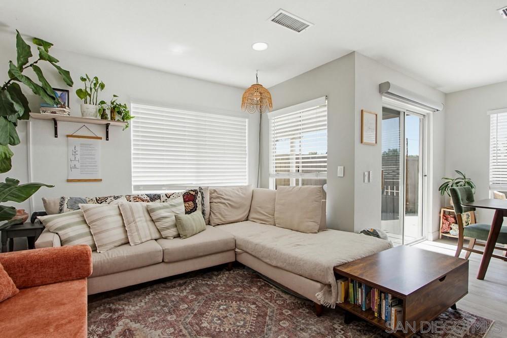 Detail Gallery Image 6 of 41 For 340  Ferrara, Vista,  CA 92083 - 3 Beds | 2/1 Baths